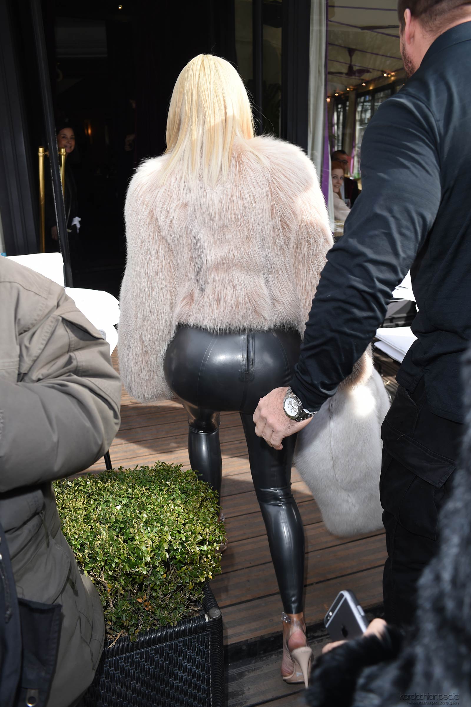 Kim Kardashian at L’Avenue in Paris