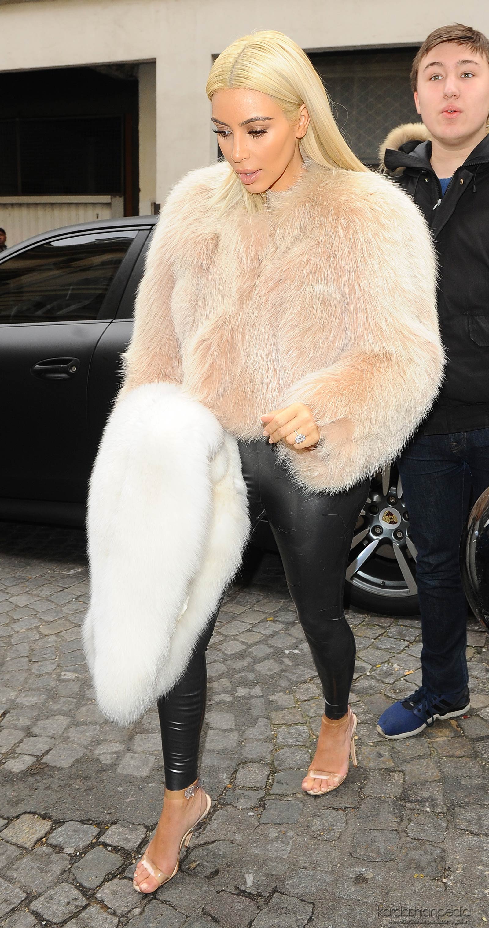 Kim Kardashian at L’Avenue in Paris