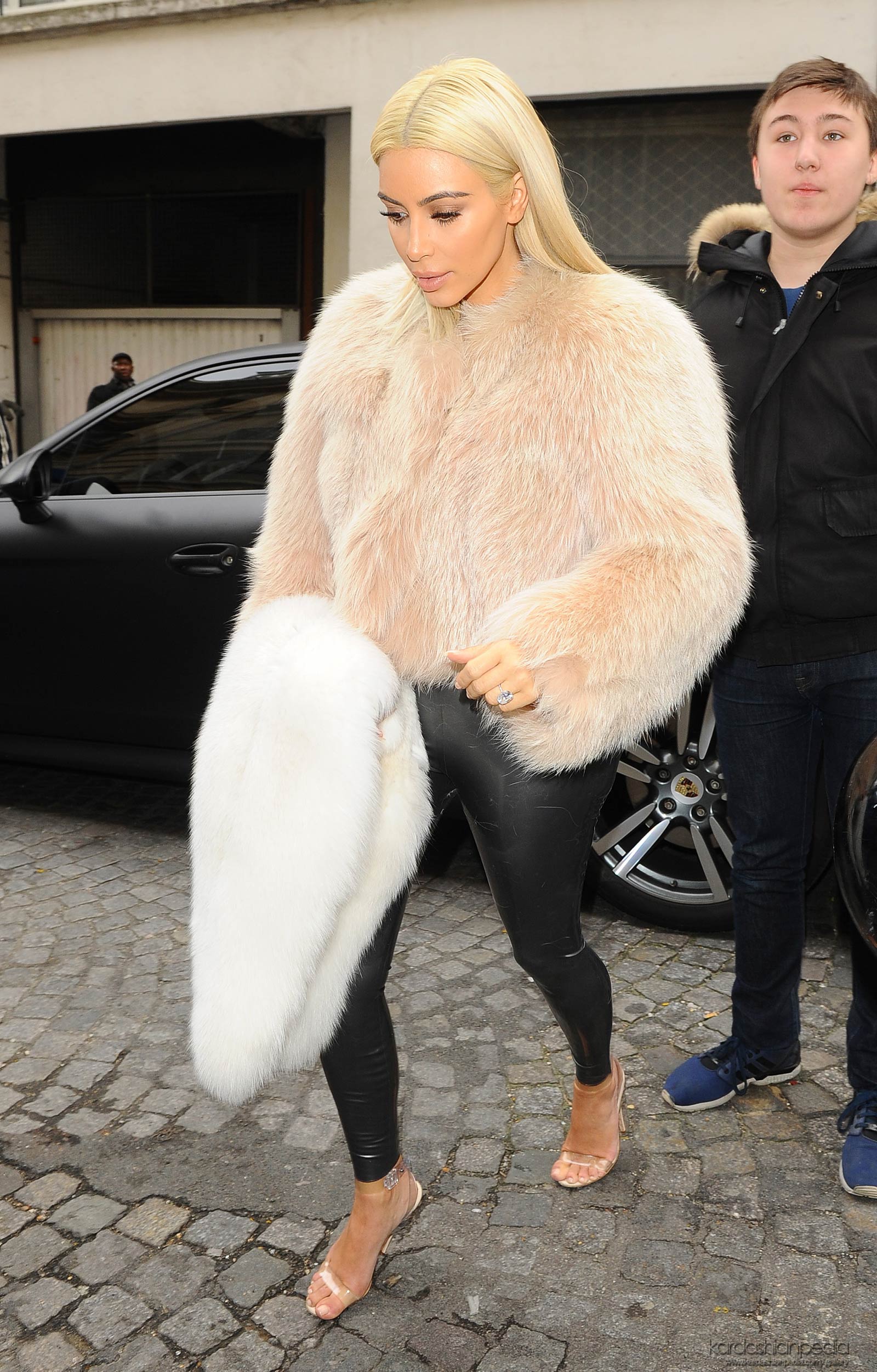 Kim Kardashian at L’Avenue in Paris