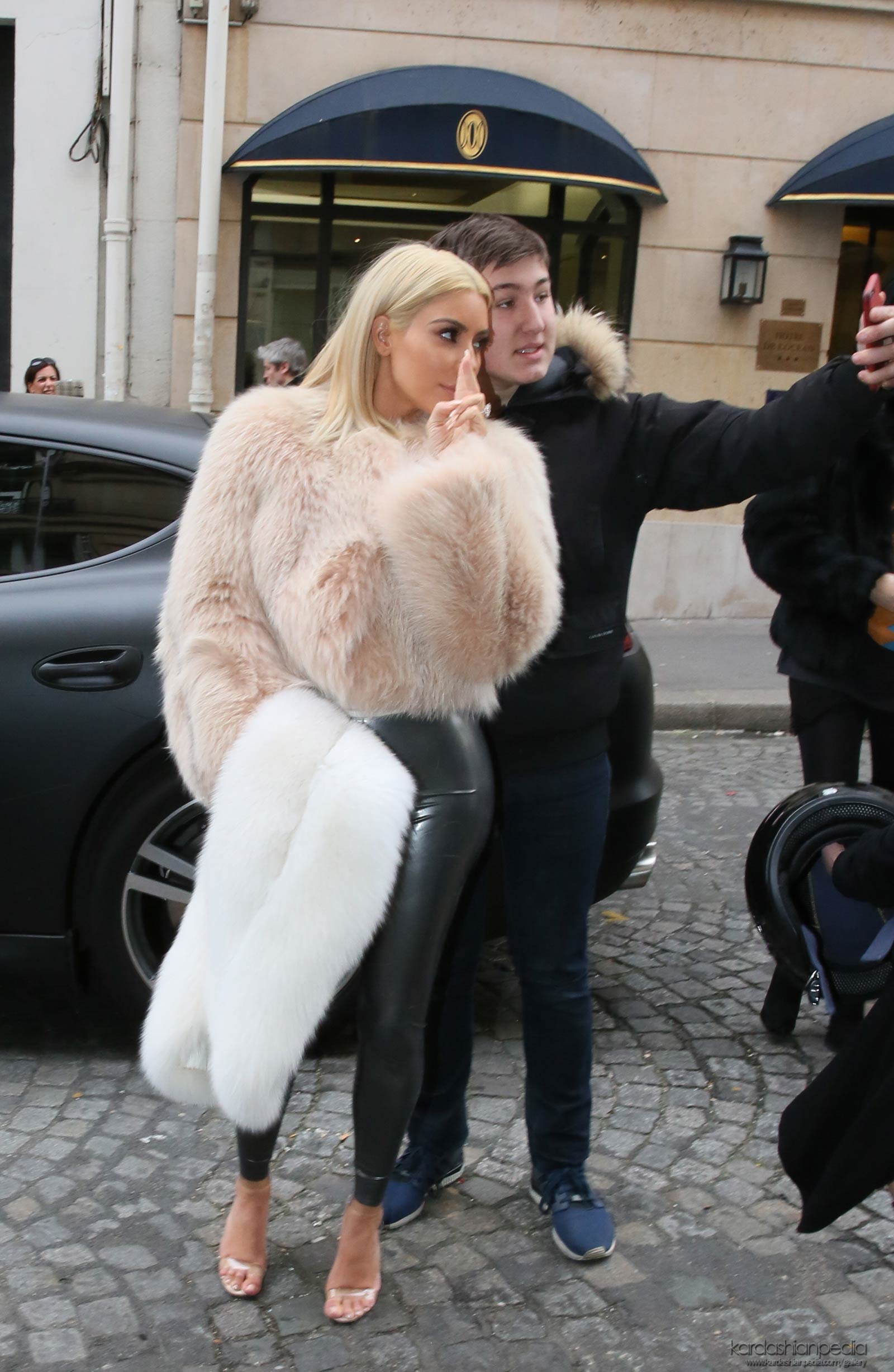 Kim Kardashian at L’Avenue in Paris