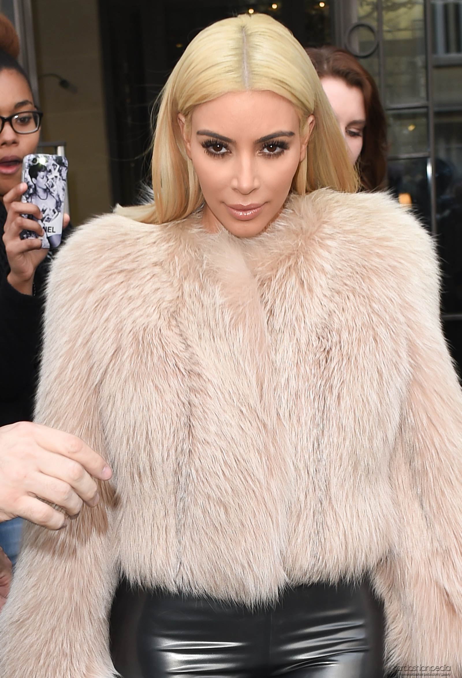 Kim Kardashian at L’Avenue in Paris