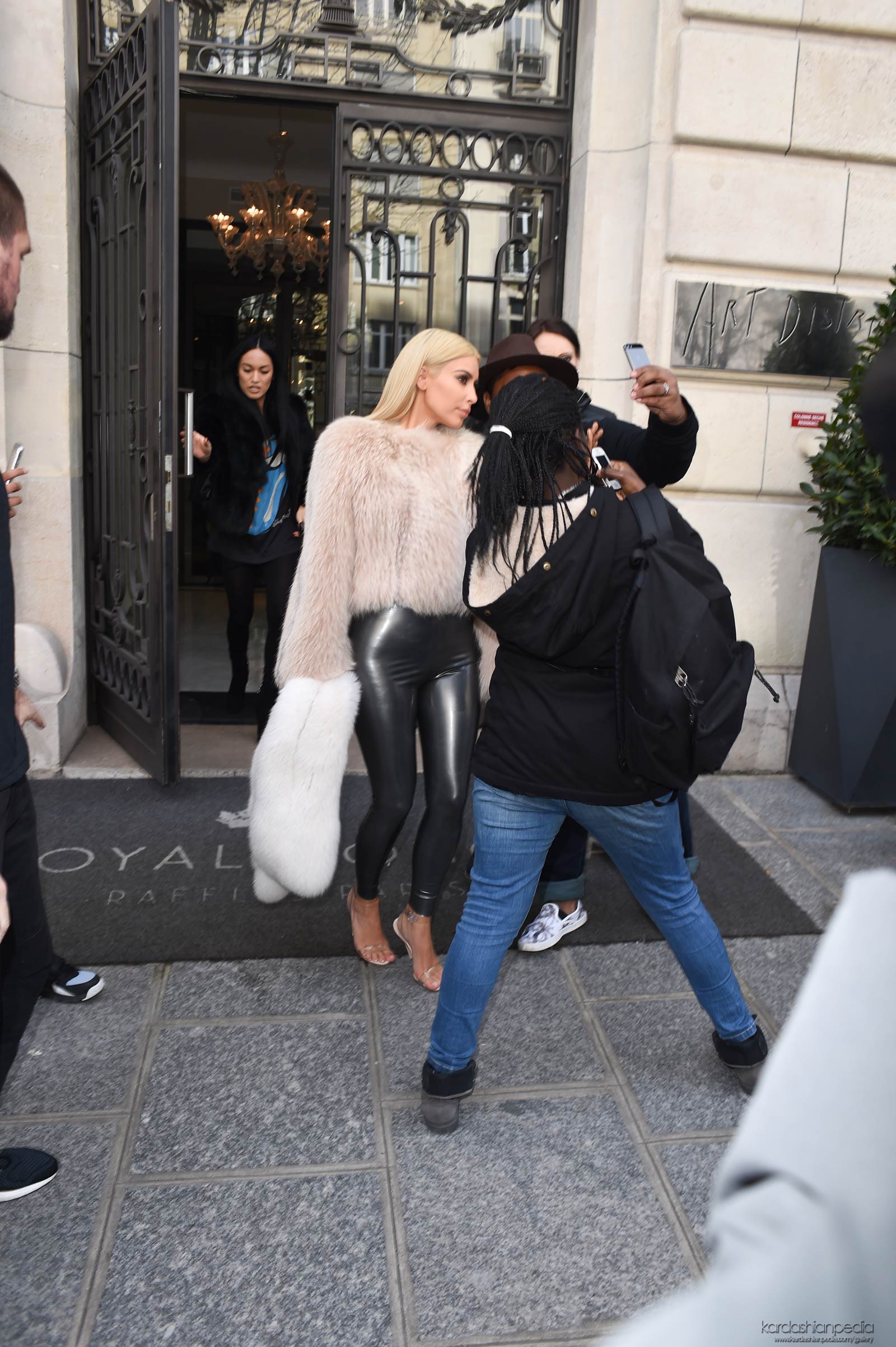 Kim Kardashian at L’Avenue in Paris