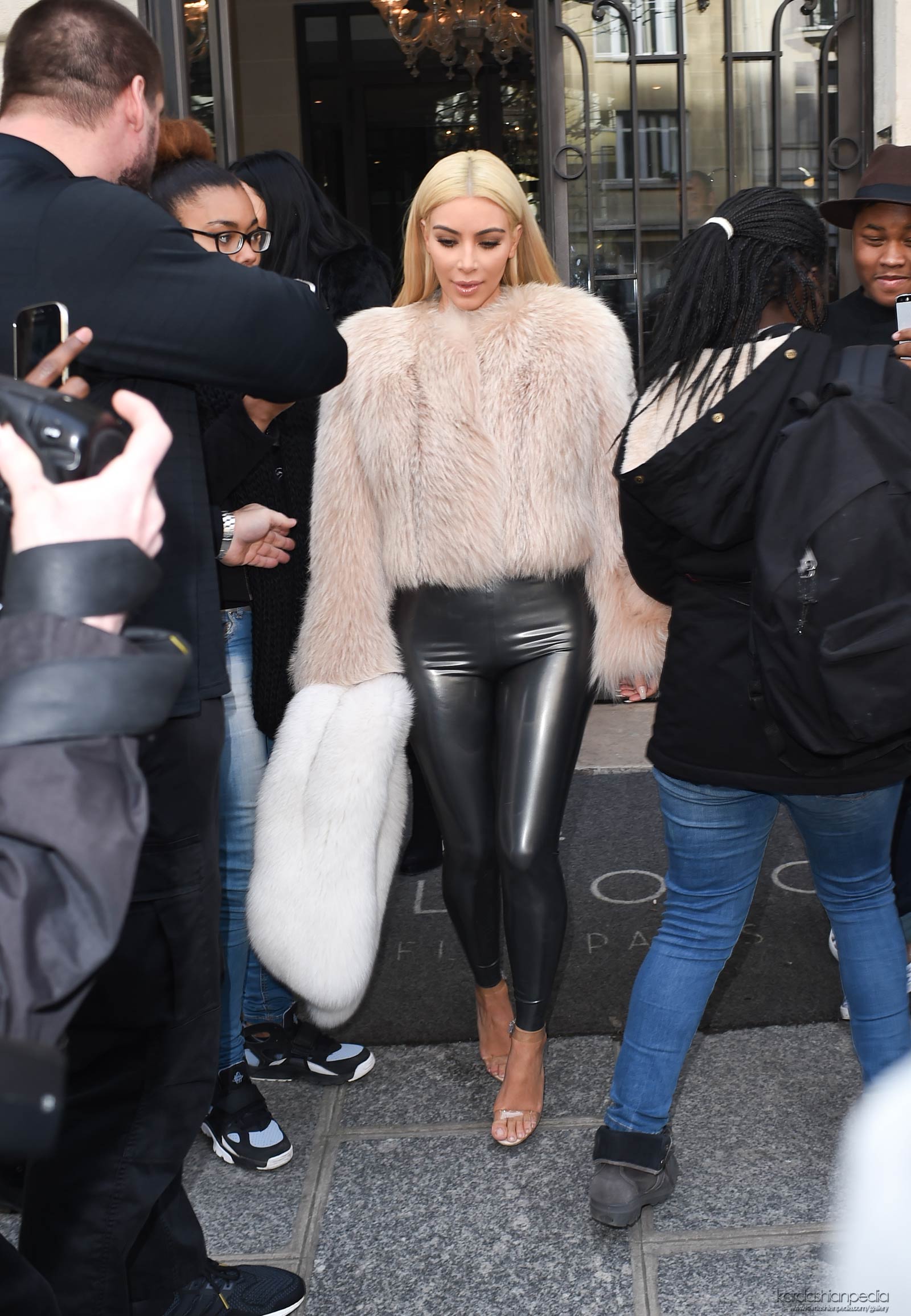 Kim Kardashian at L’Avenue in Paris