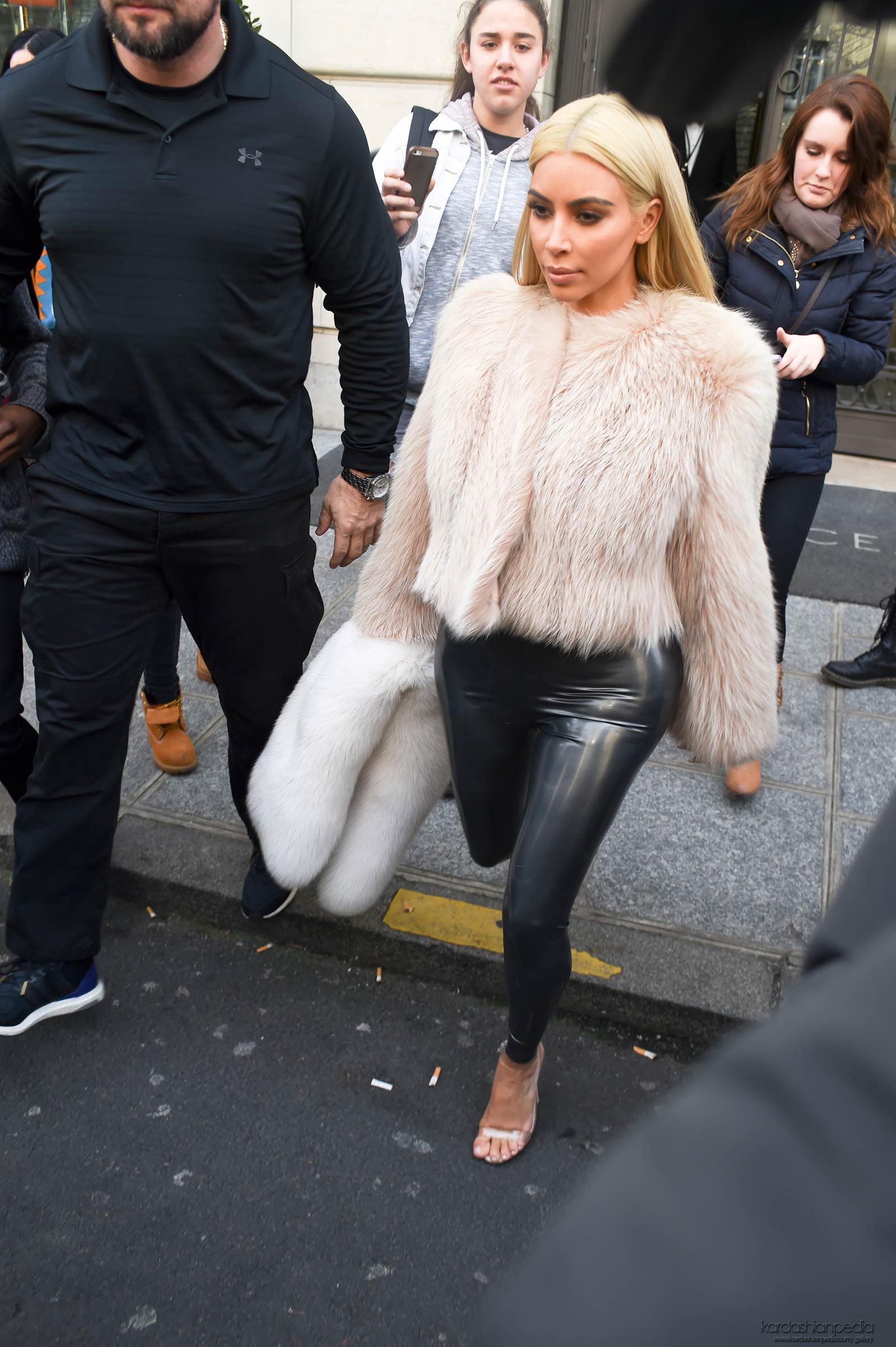 Kim Kardashian at L’Avenue in Paris