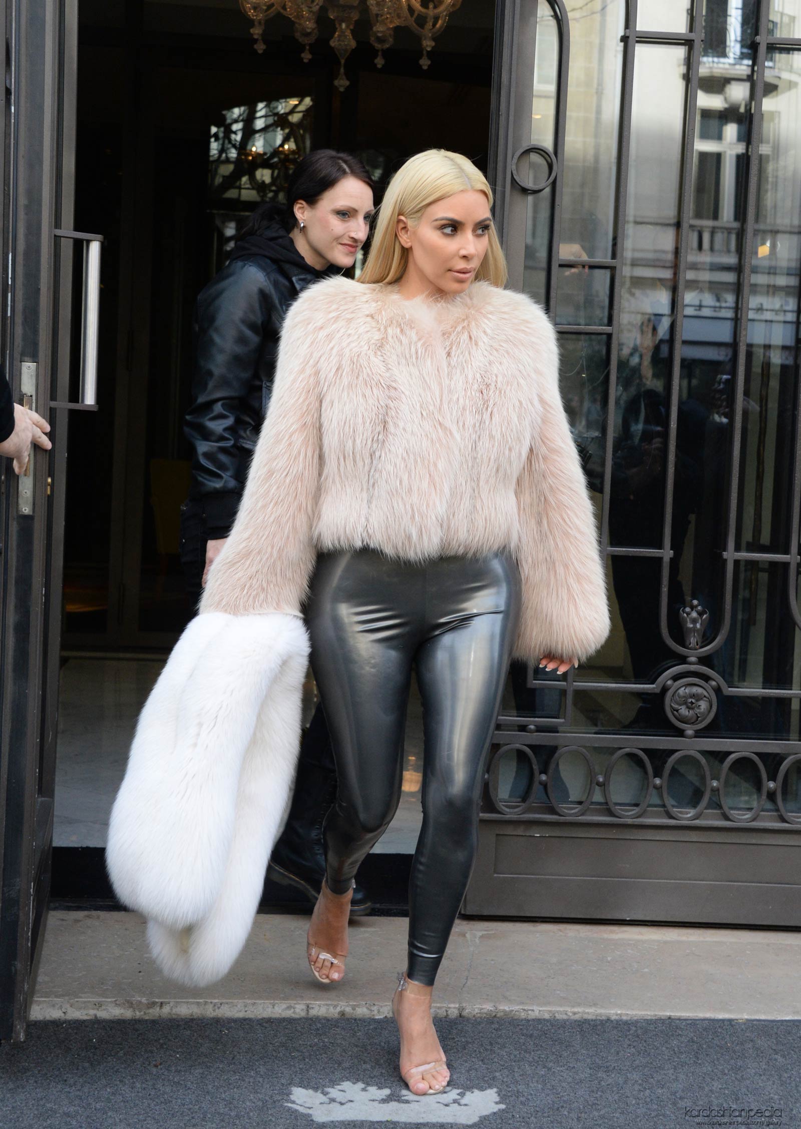 Kim Kardashian at L’Avenue in Paris