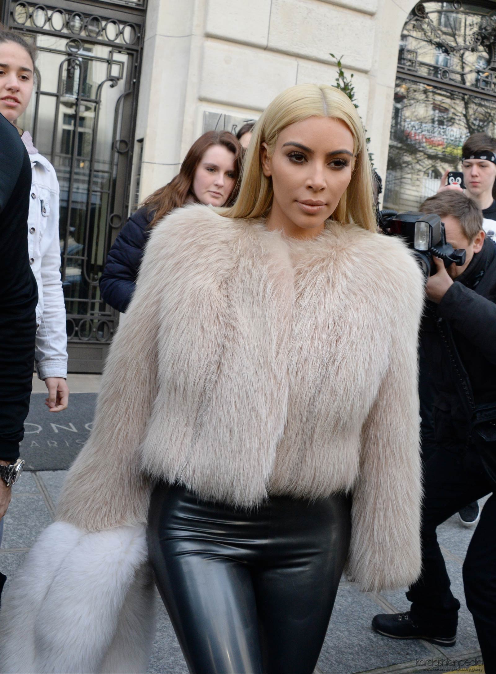 Kim Kardashian at L’Avenue in Paris