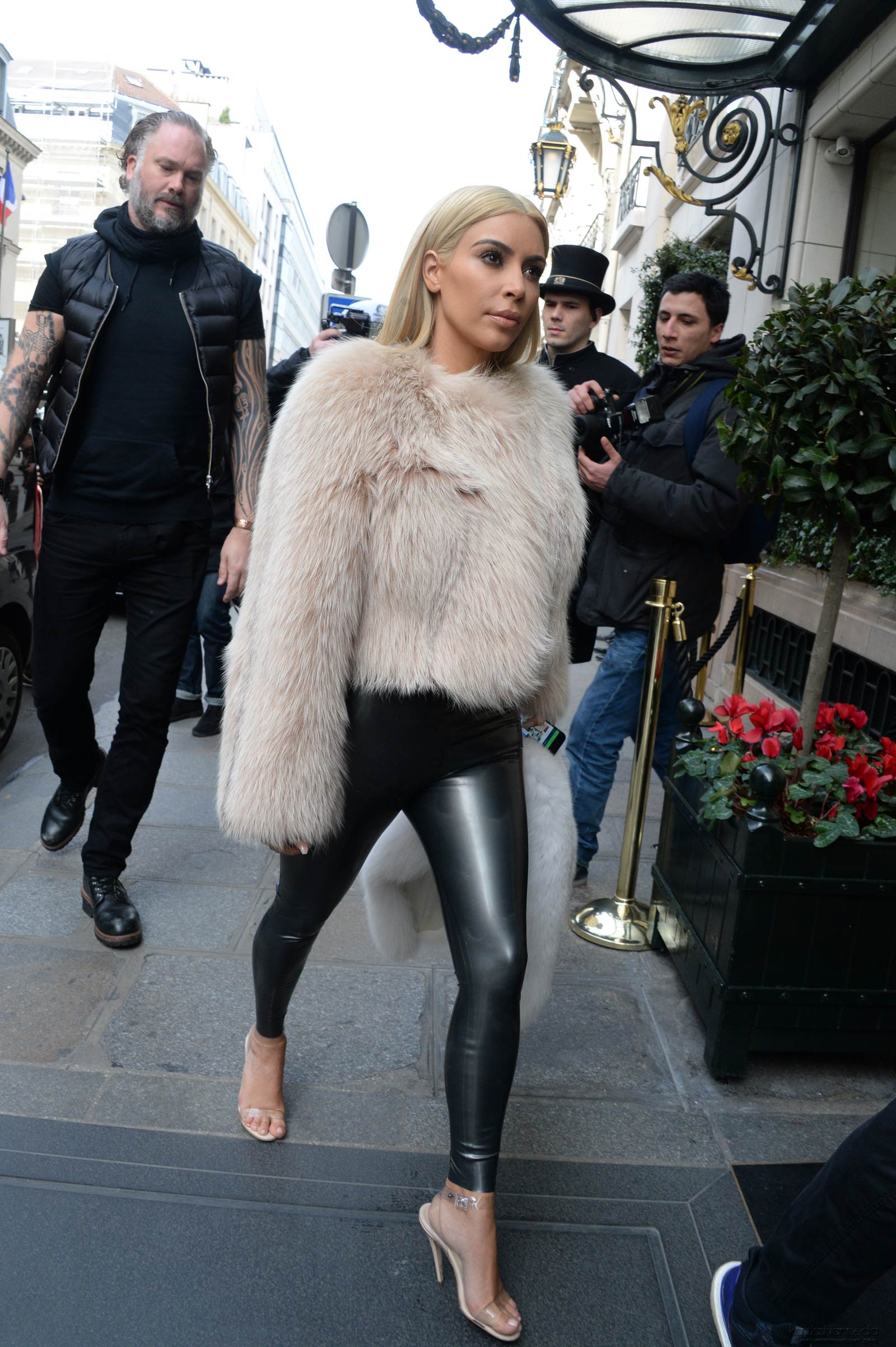 Kim Kardashian at L’Avenue in Paris