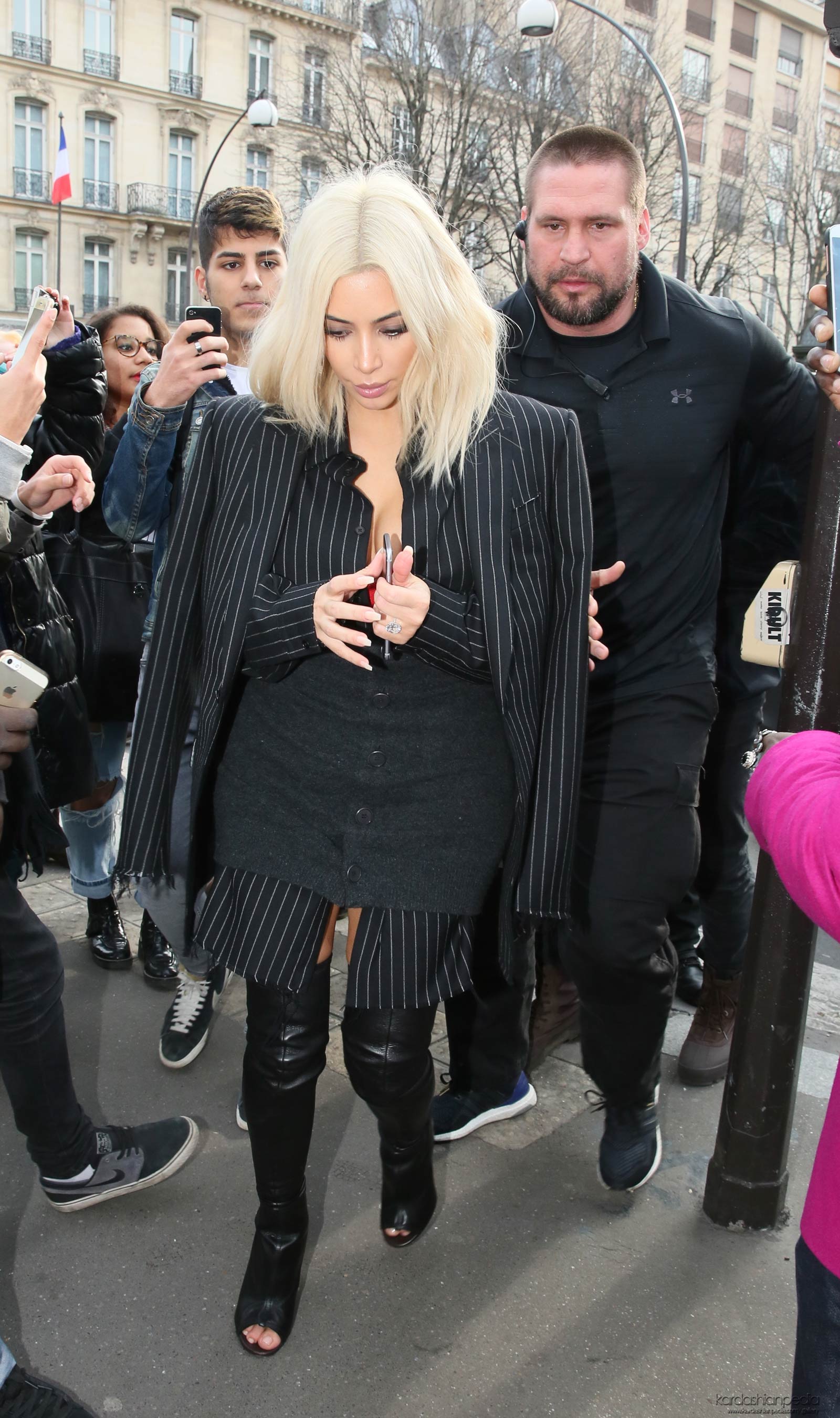 Kim Kardashian shopping in Paris