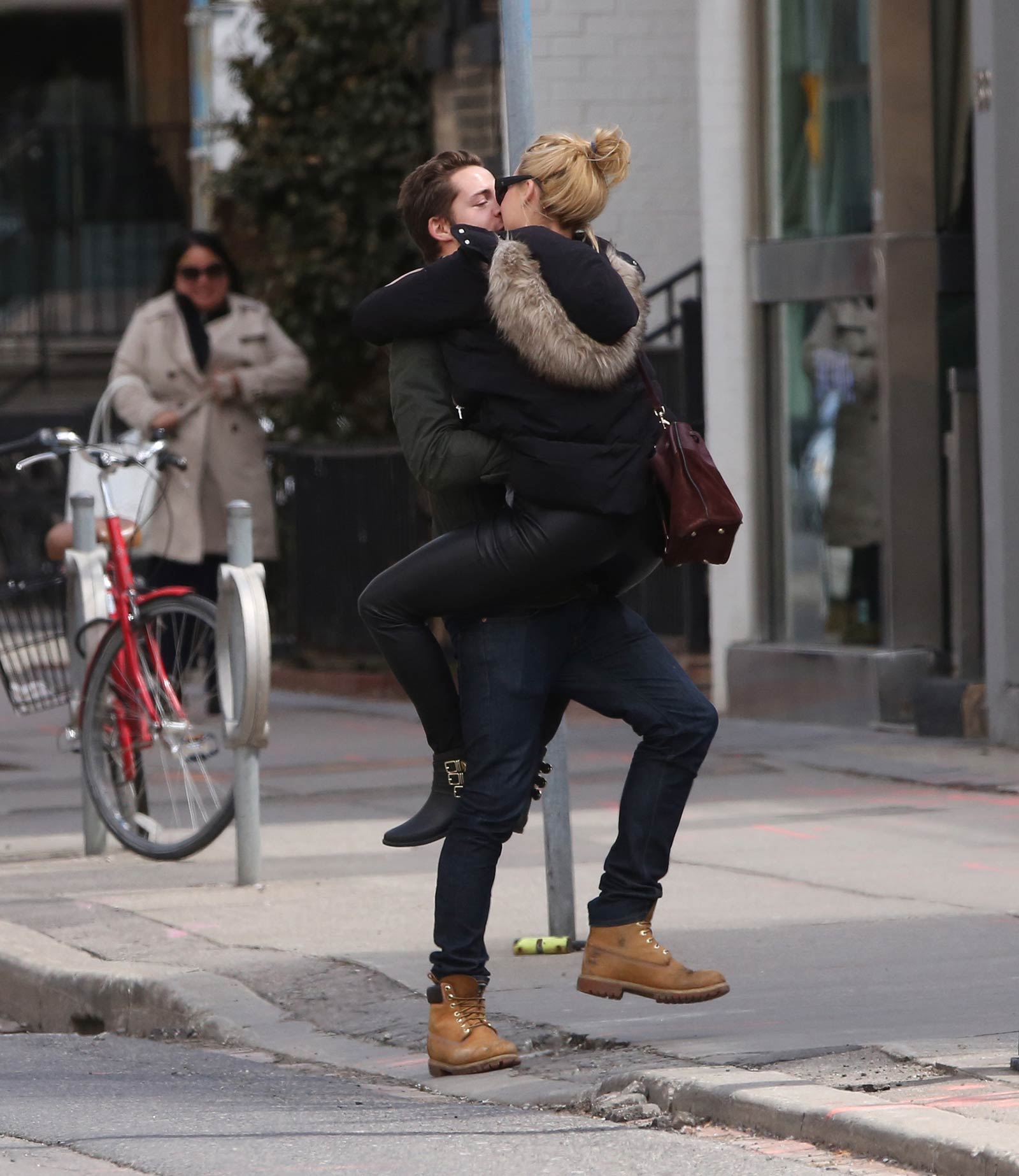 Margot Robbie jumps into her boyfriend arms