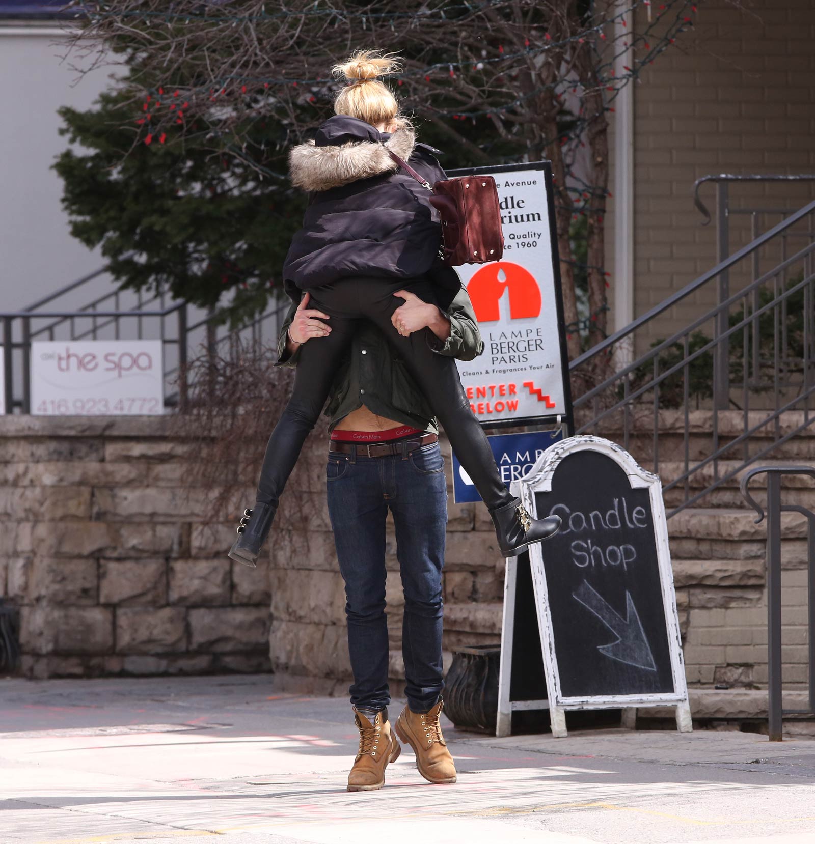 Margot Robbie jumps into her boyfriend arms