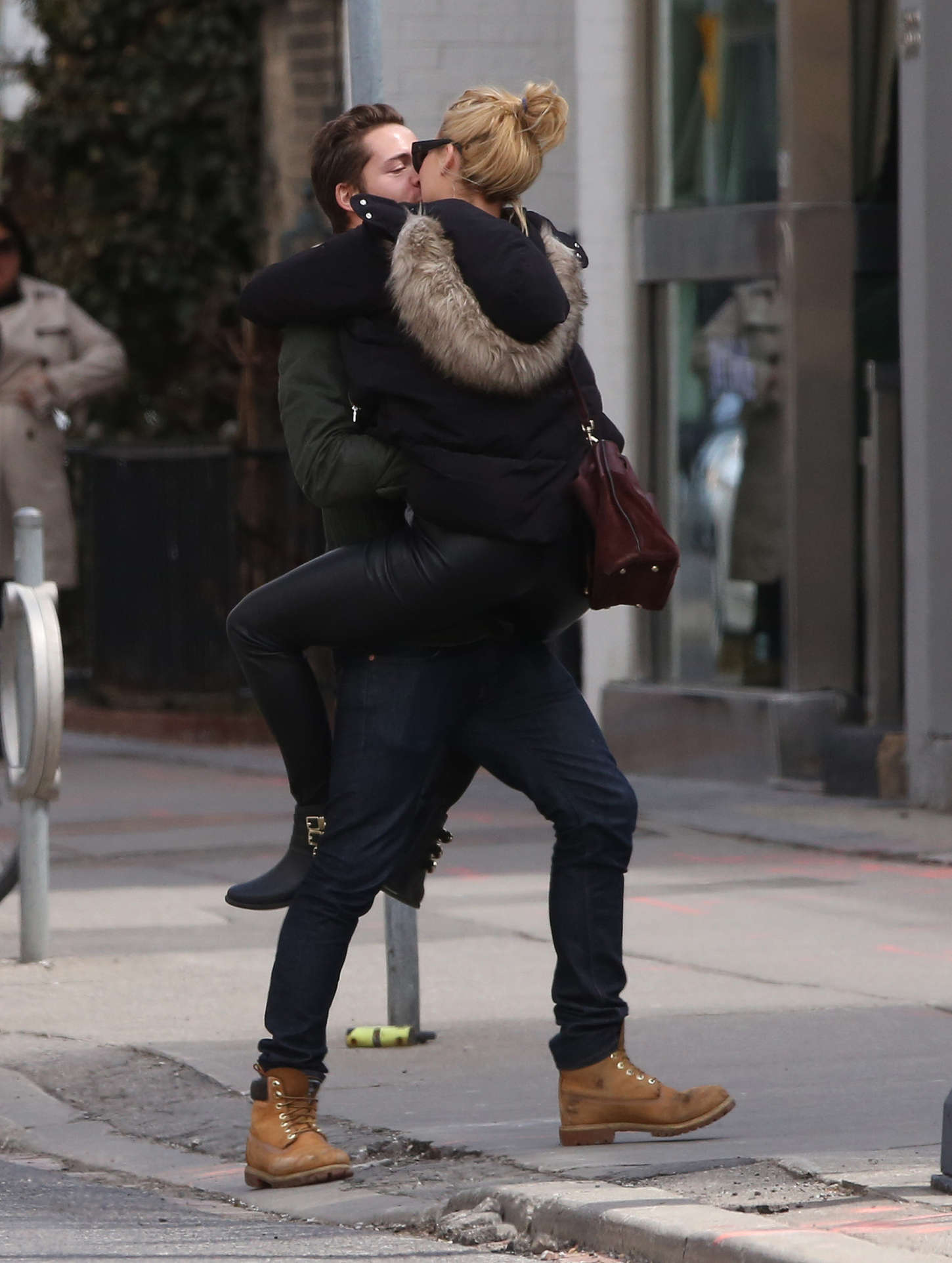 Margot Robbie jumps into her boyfriend arms
