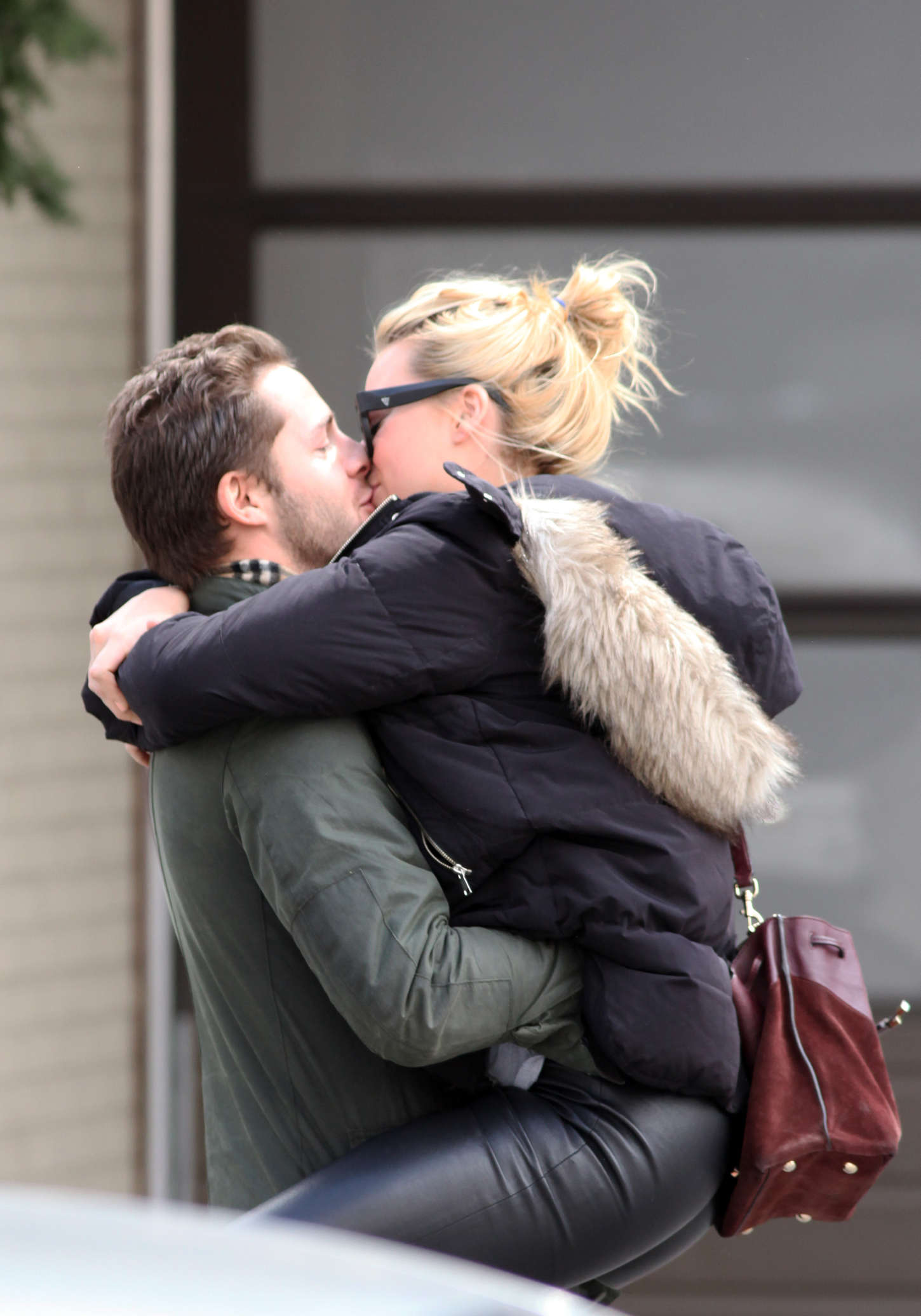 Margot Robbie jumps into her boyfriend arms