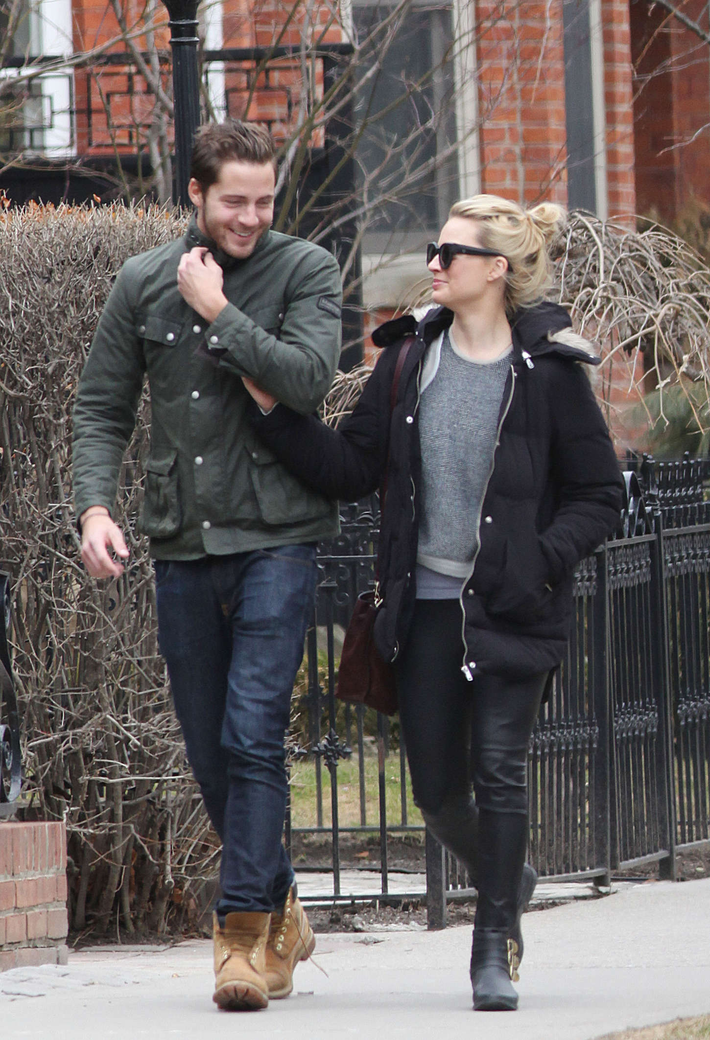 Margot Robbie jumps into her boyfriend arms