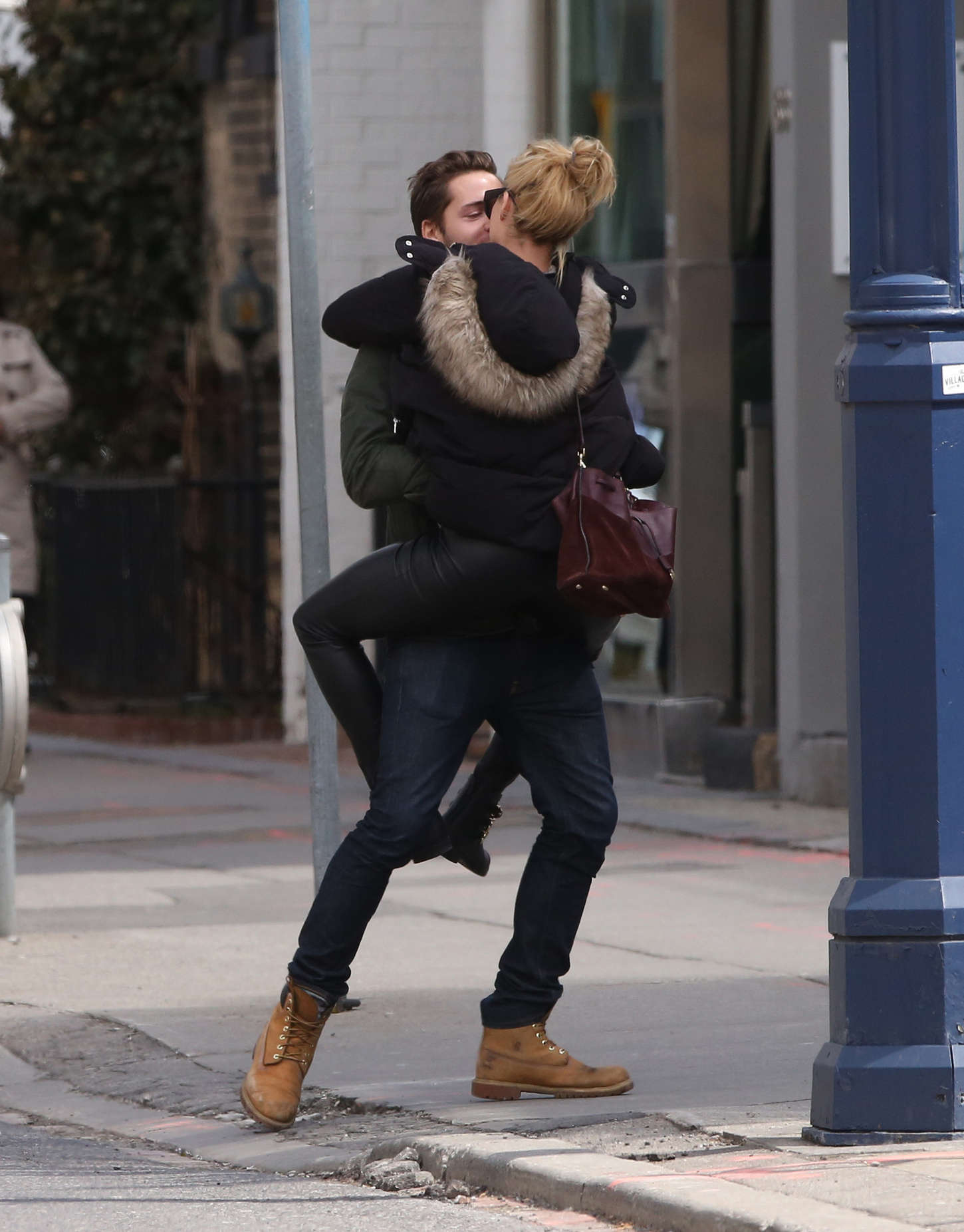 Margot Robbie jumps into her boyfriend arms