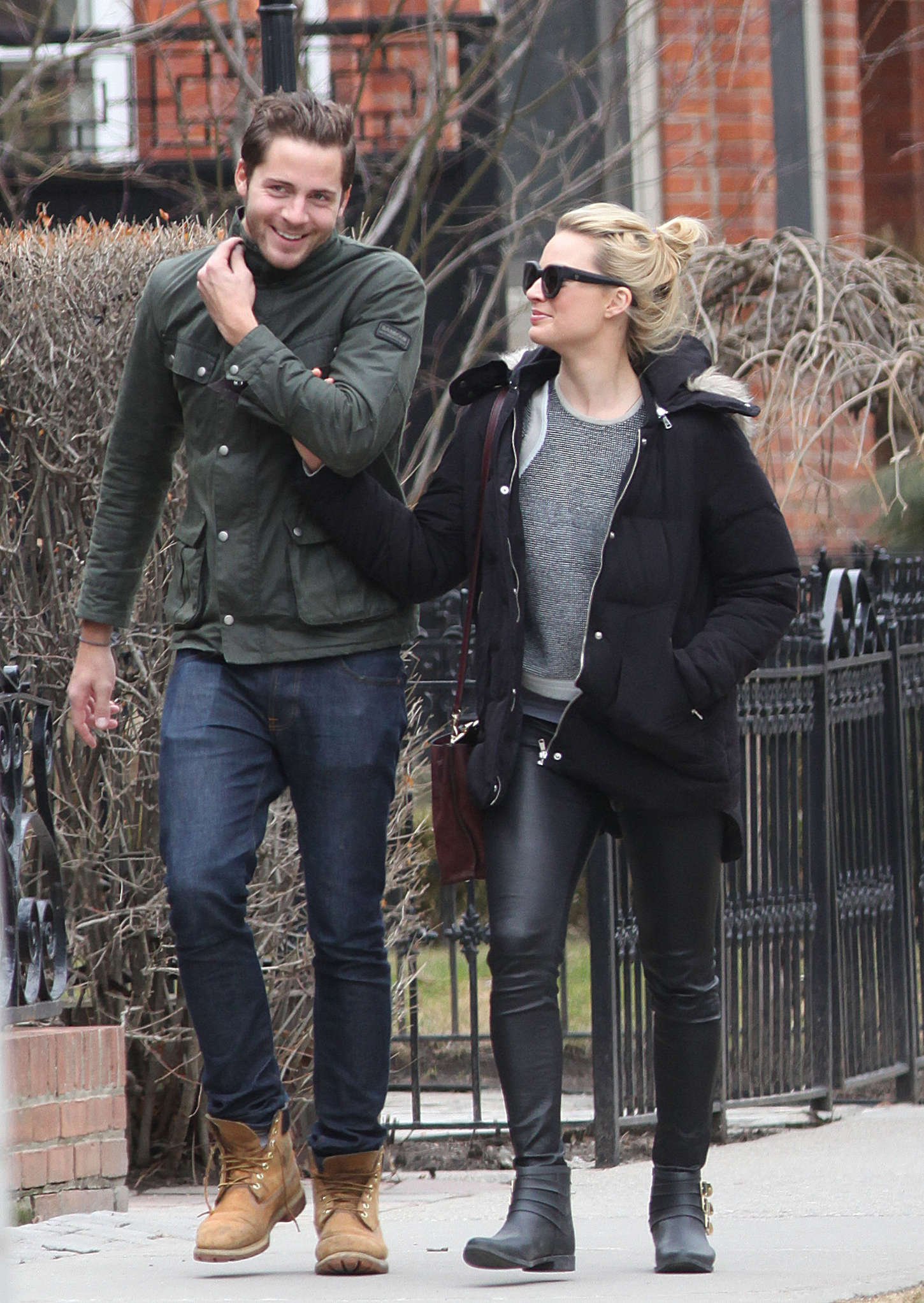 Margot Robbie jumps into her boyfriend arms