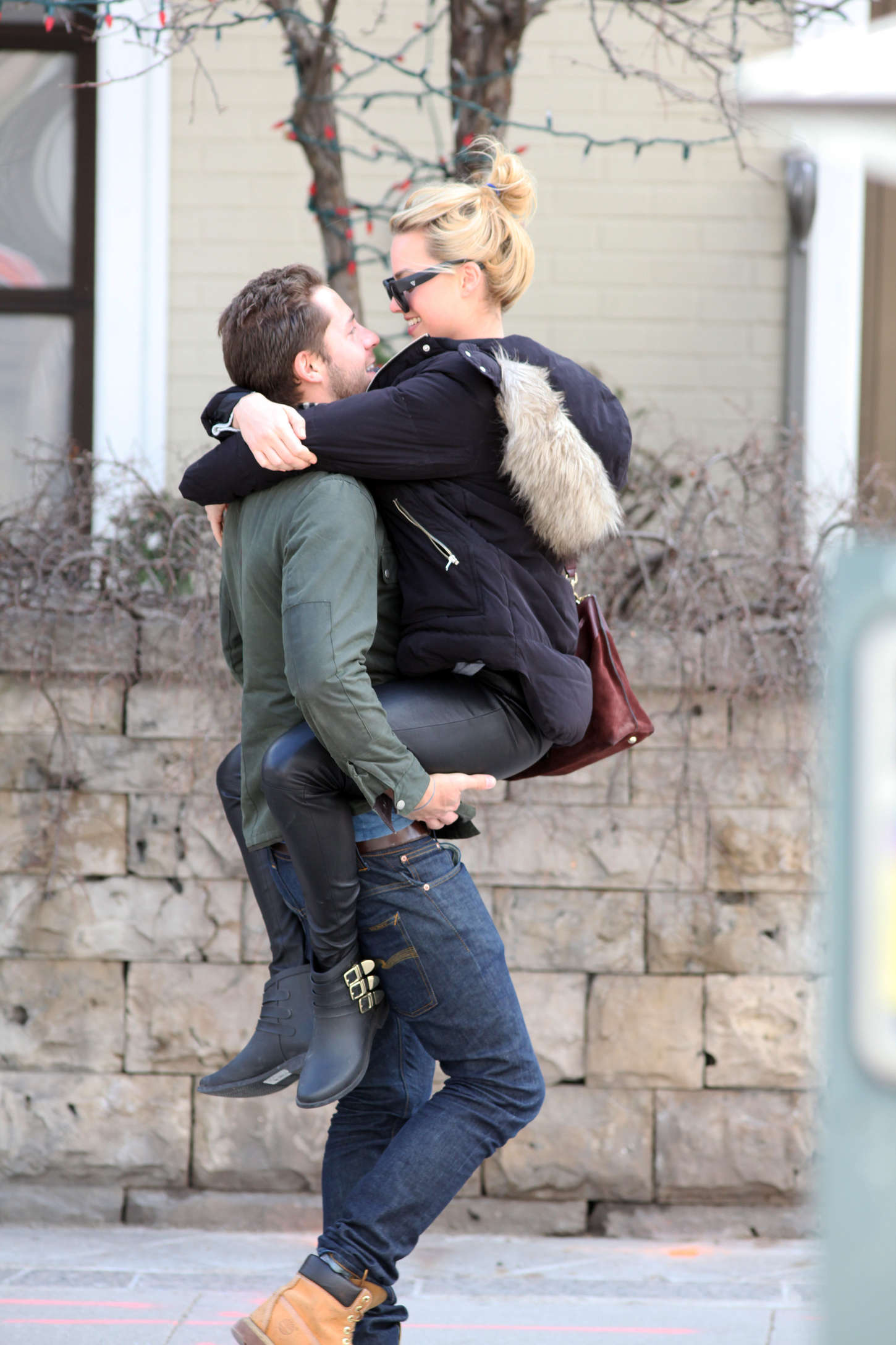 Margot Robbie jumps into her boyfriend arms