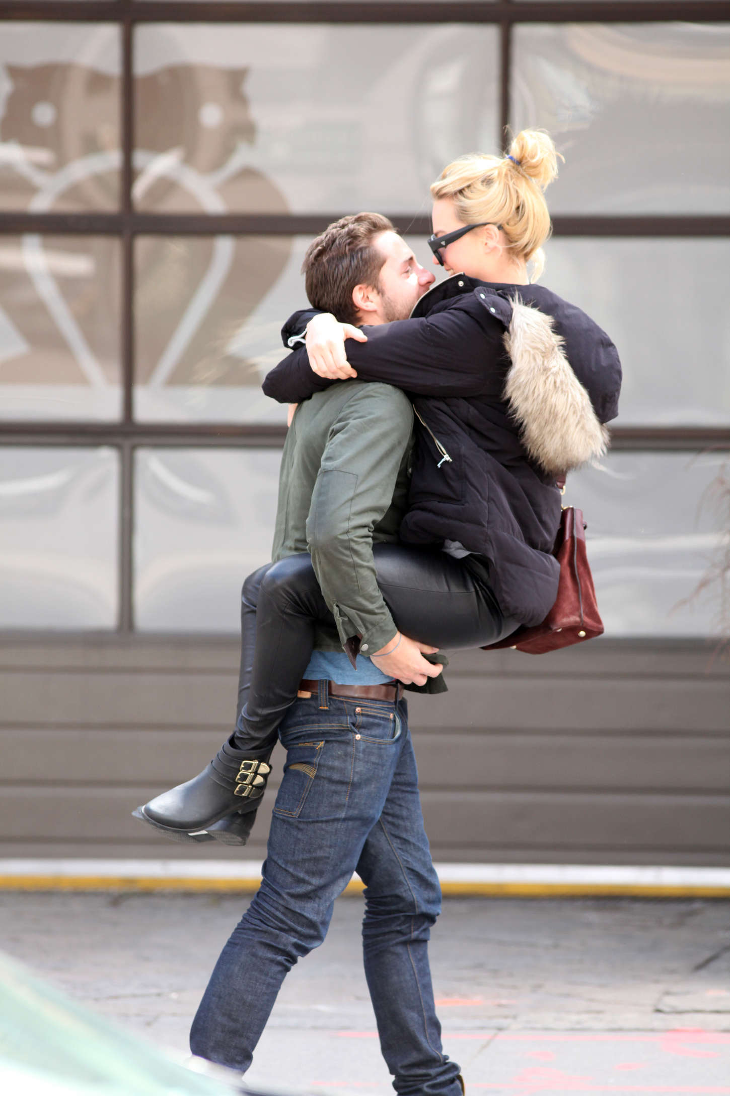 Margot Robbie jumps into her boyfriend arms