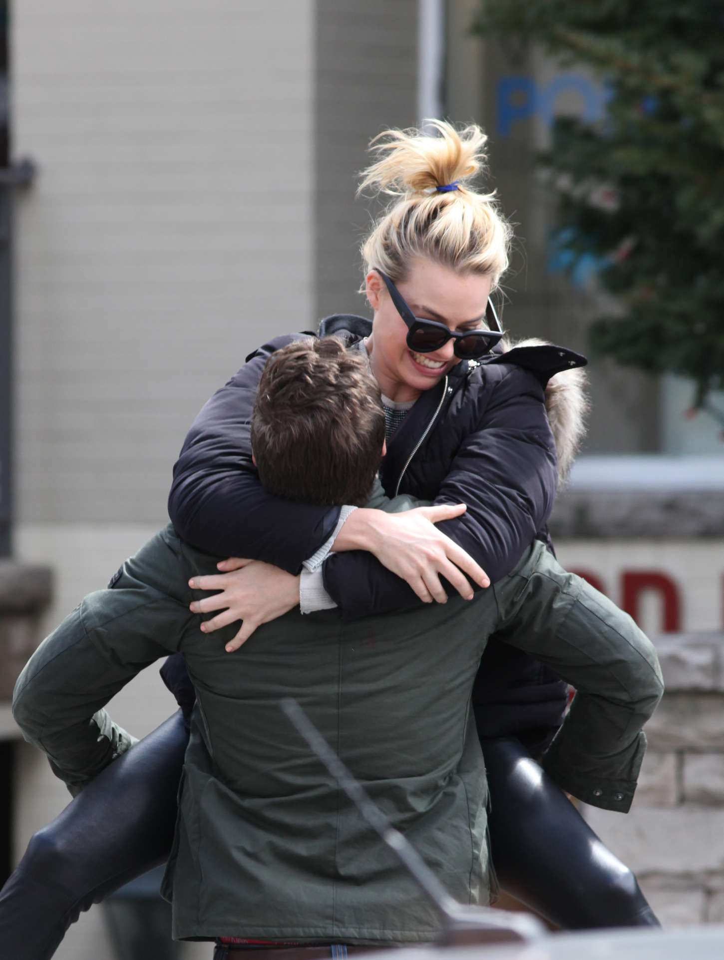 Margot Robbie jumps into her boyfriend arms