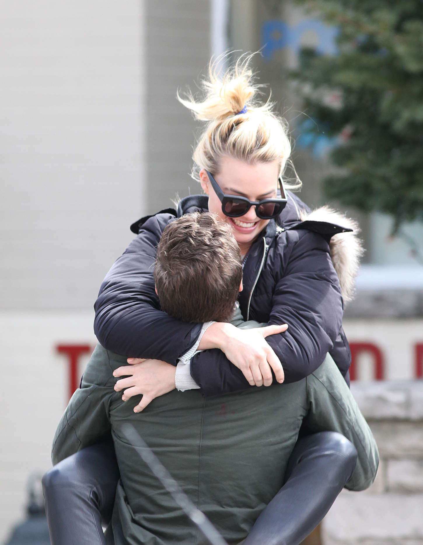 Margot Robbie jumps into her boyfriend arms