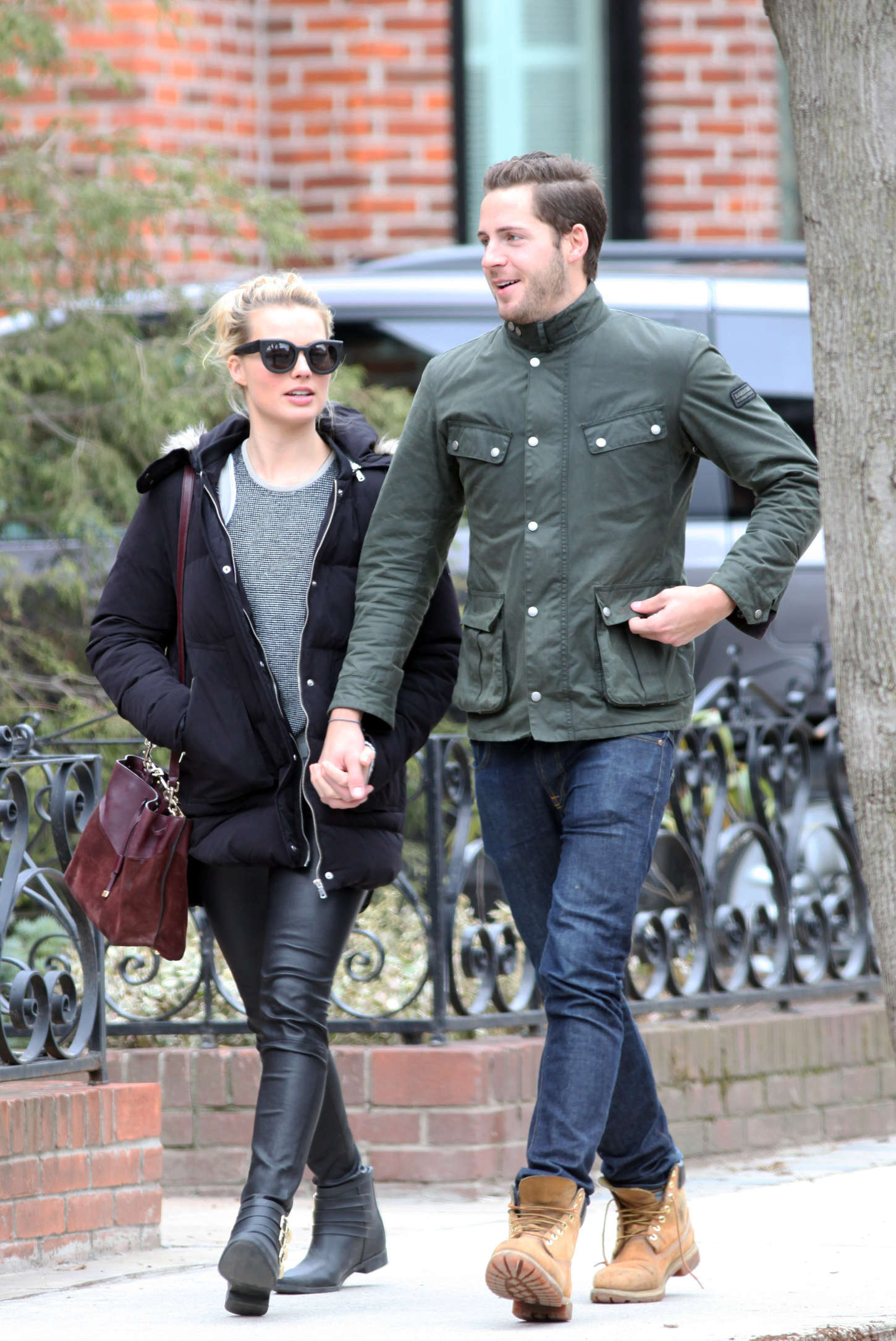 Margot Robbie jumps into her boyfriend arms