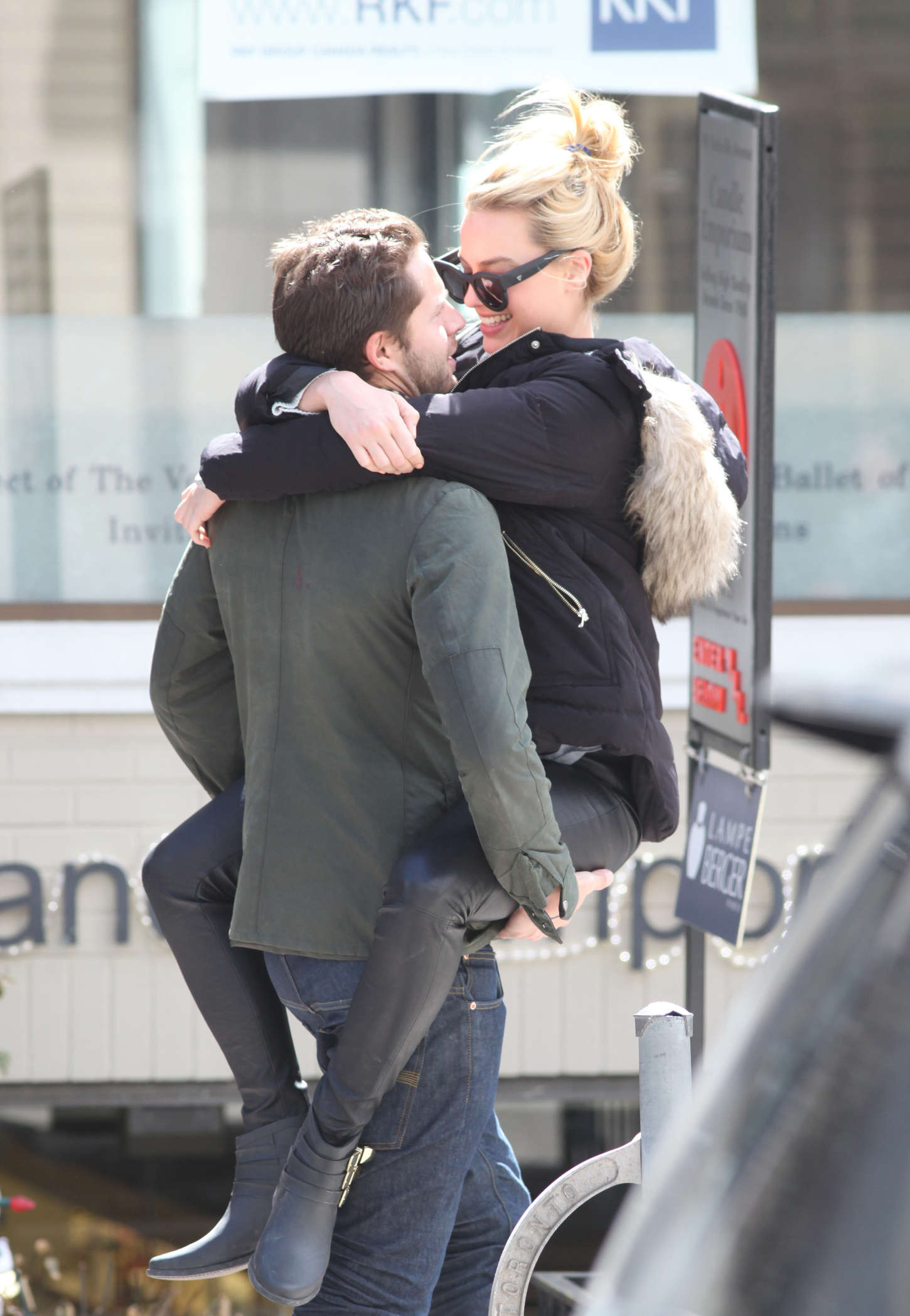 Margot Robbie jumps into her boyfriend arms