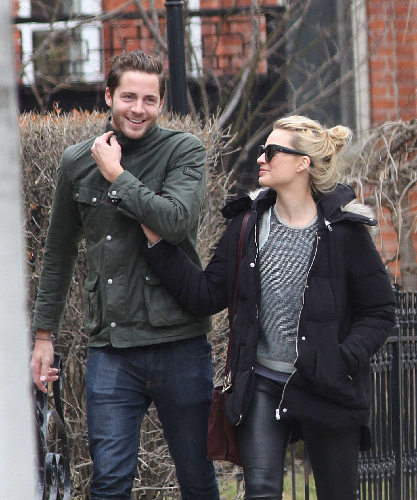 Margot Robbie jumps into her boyfriend arms