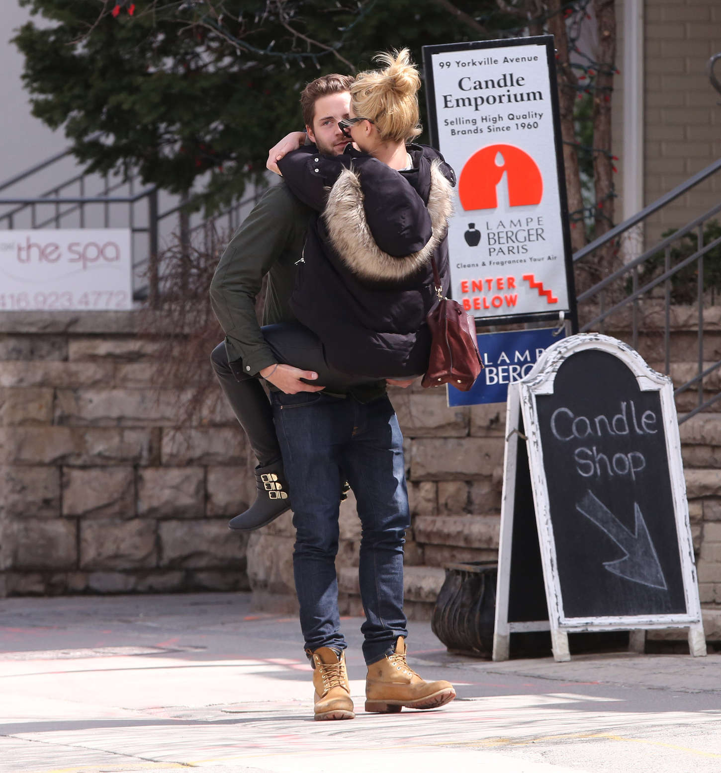 Margot Robbie jumps into her boyfriend arms