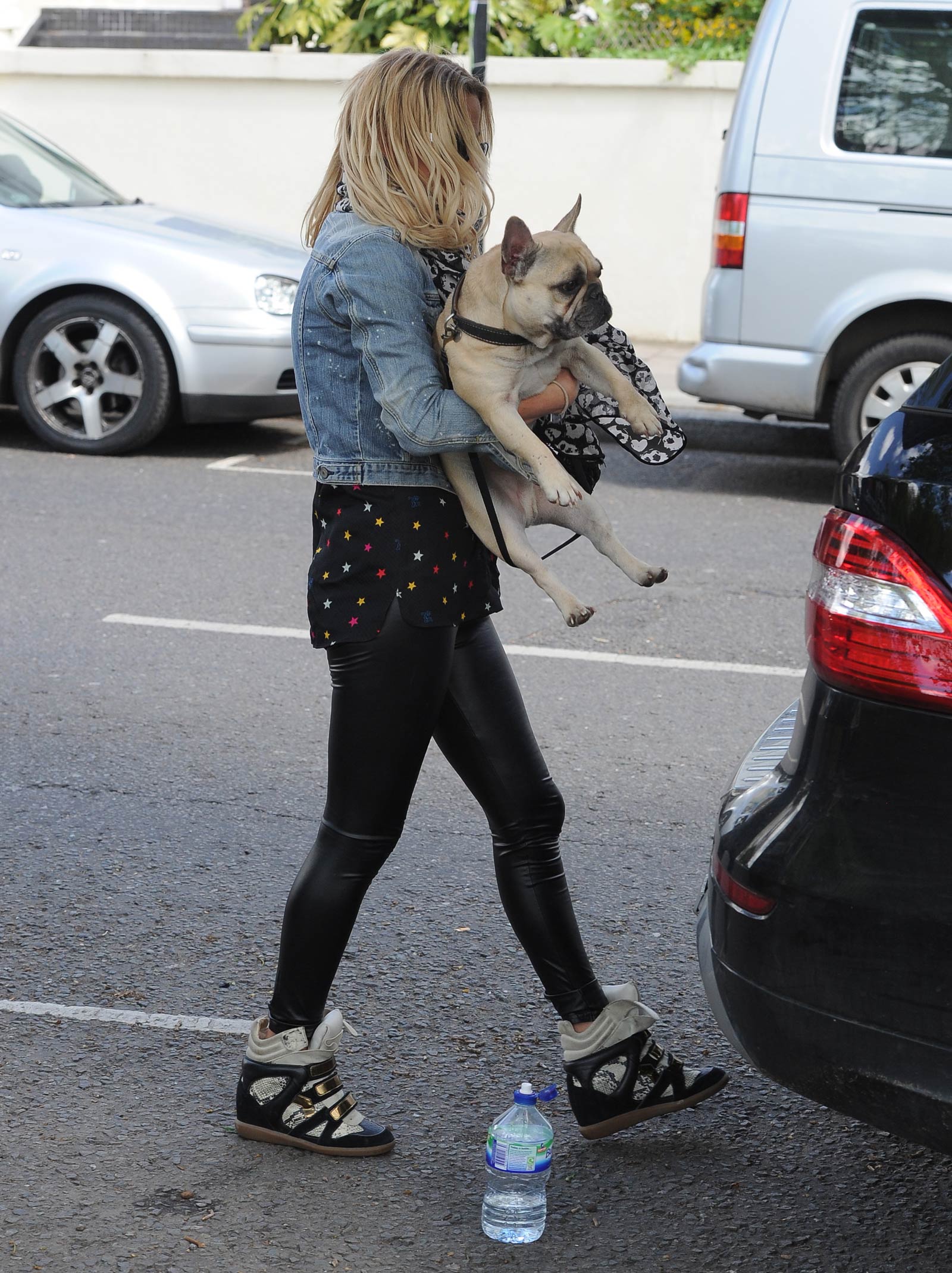 Sarah Harding walking her dog in Primrose Hill