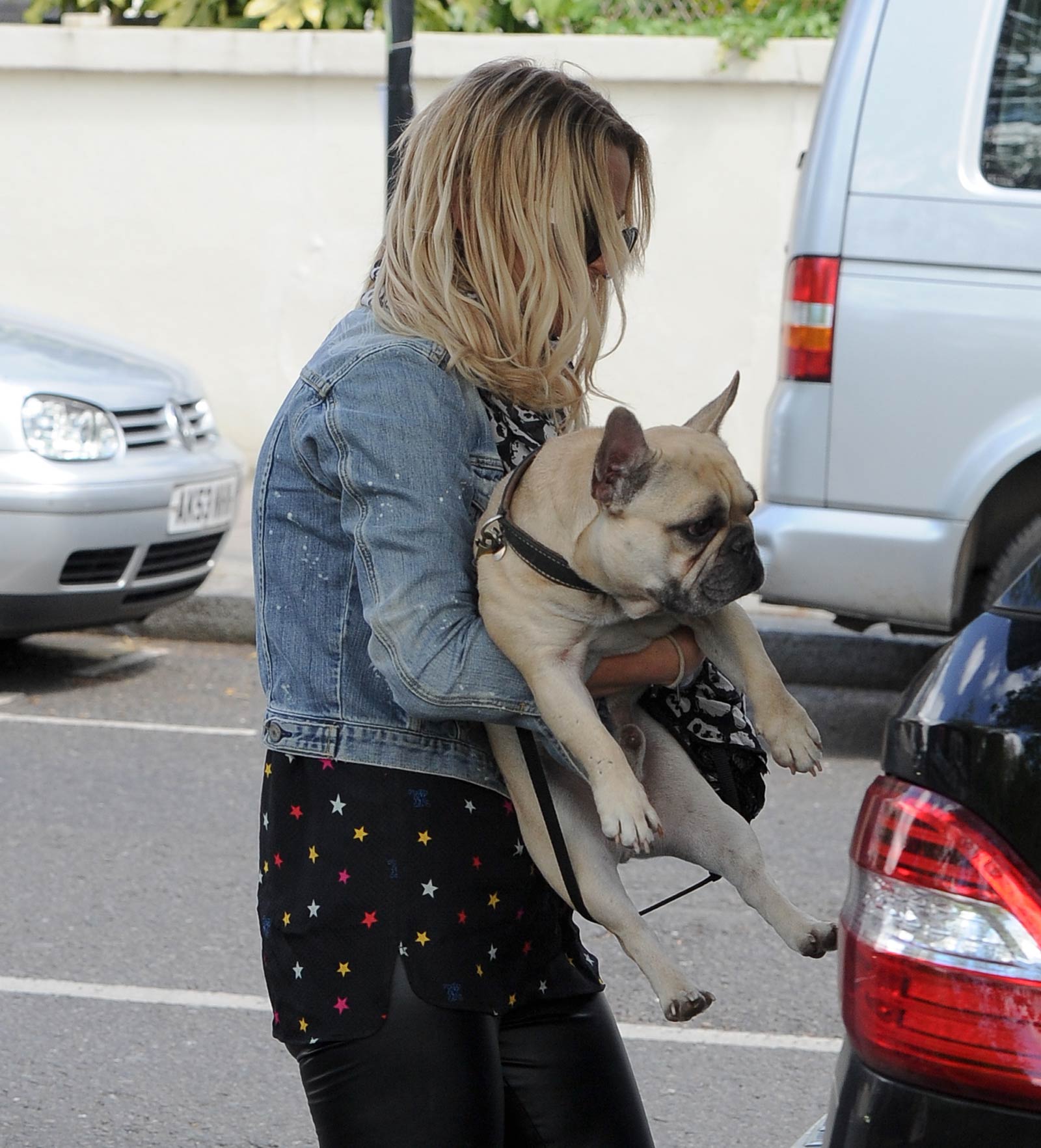 Sarah Harding walking her dog in Primrose Hill