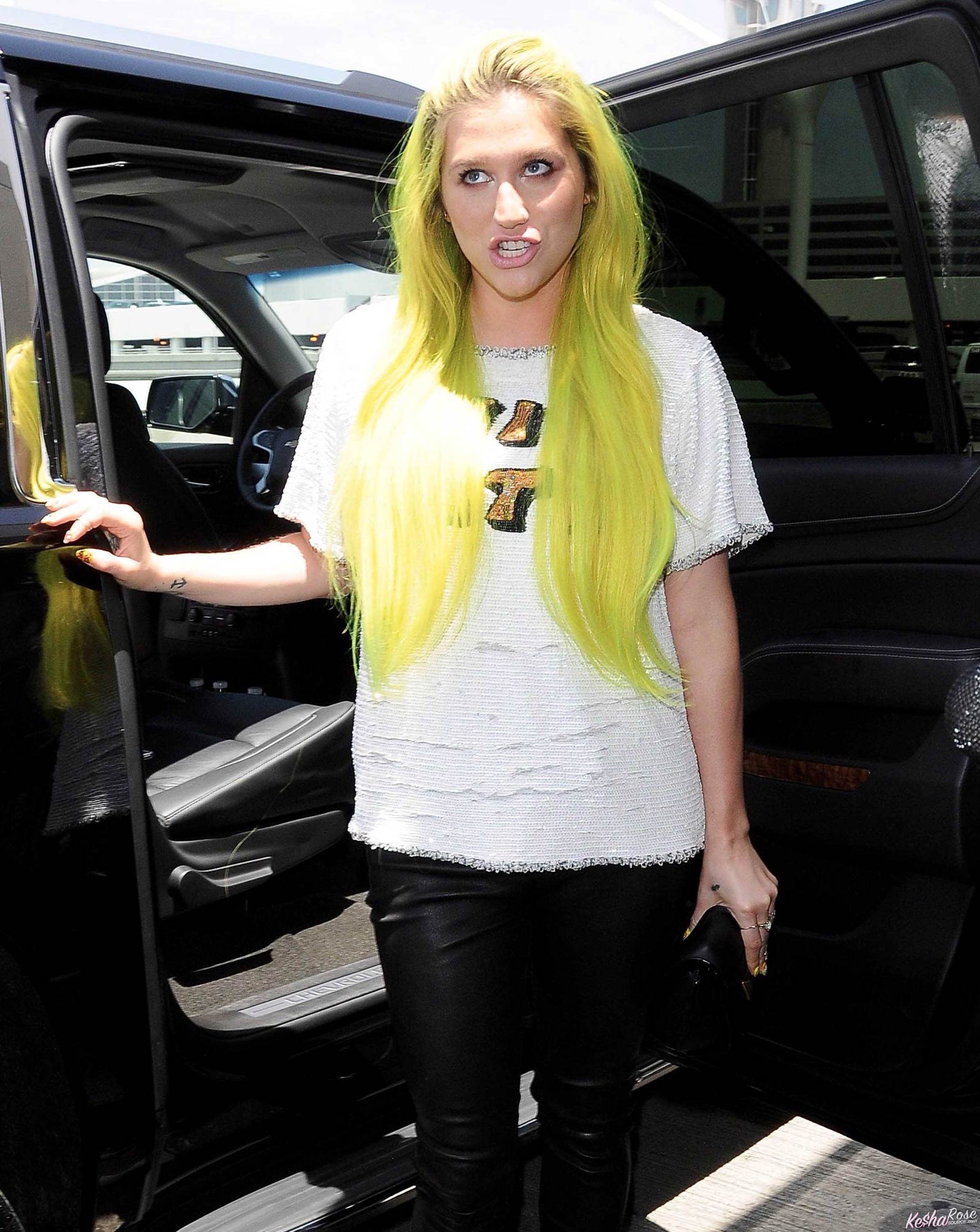 Kesha departing on a flight at LAX airport