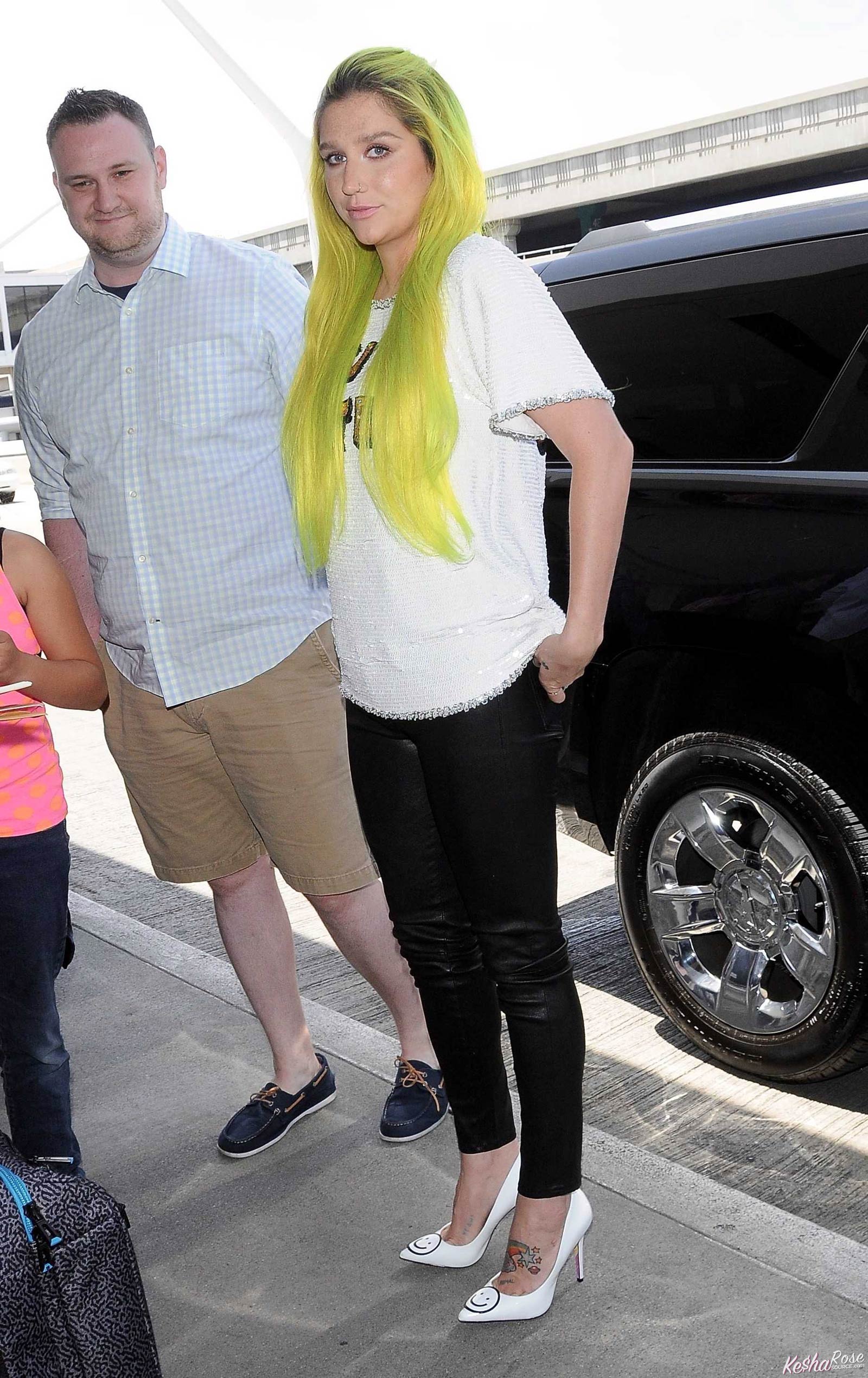 Kesha departing on a flight at LAX airport