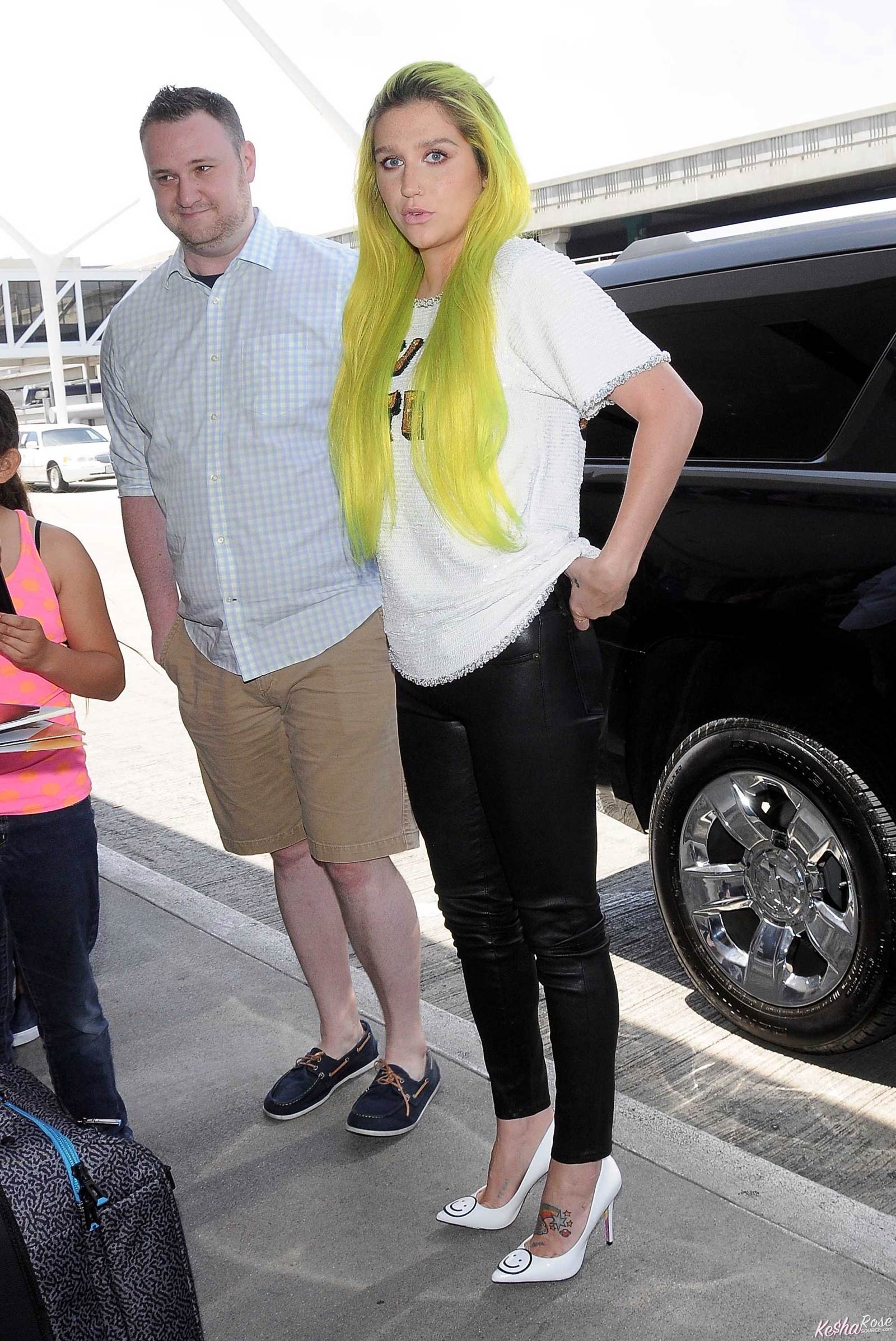 Kesha departing on a flight at LAX airport