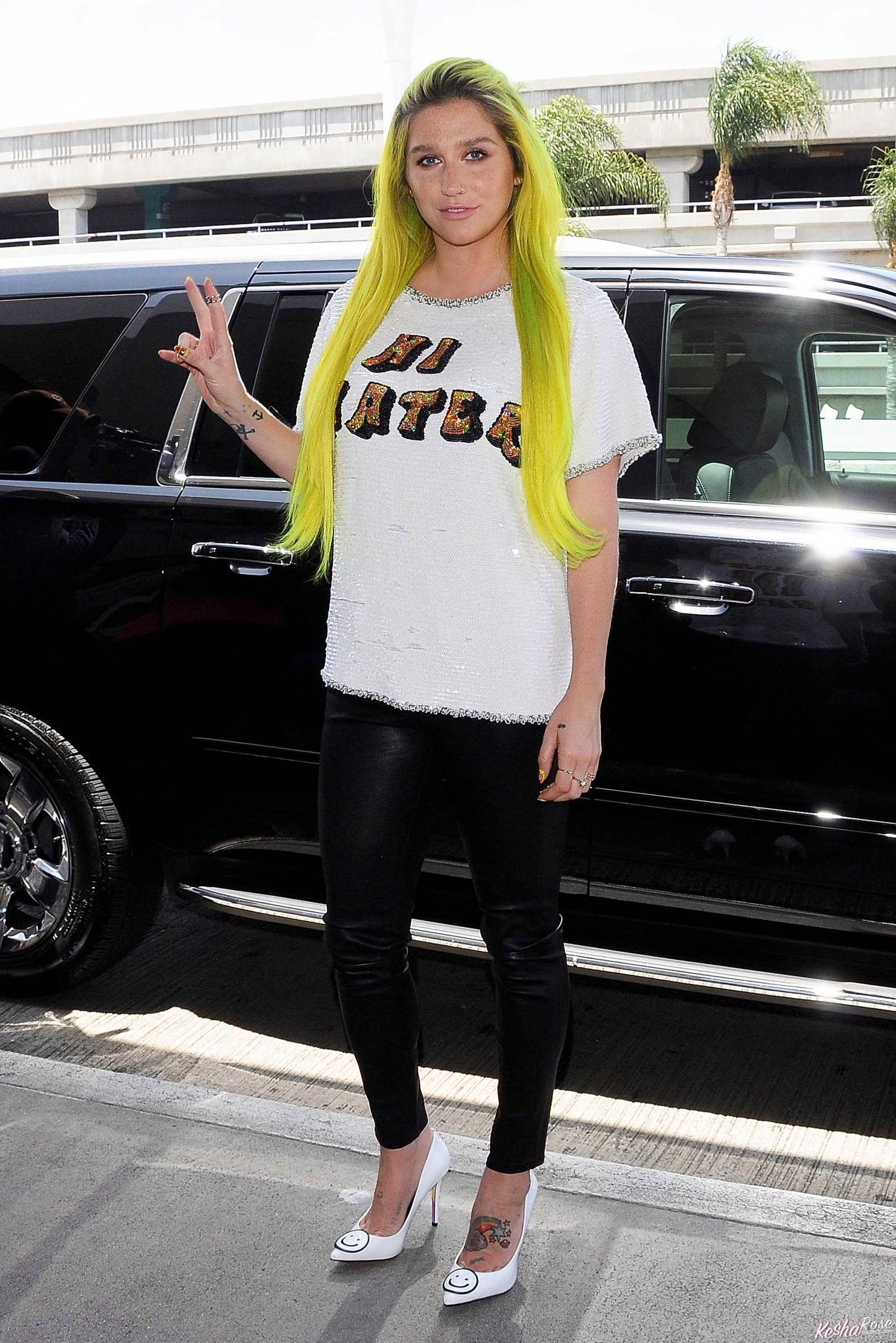 Kesha departing on a flight at LAX airport