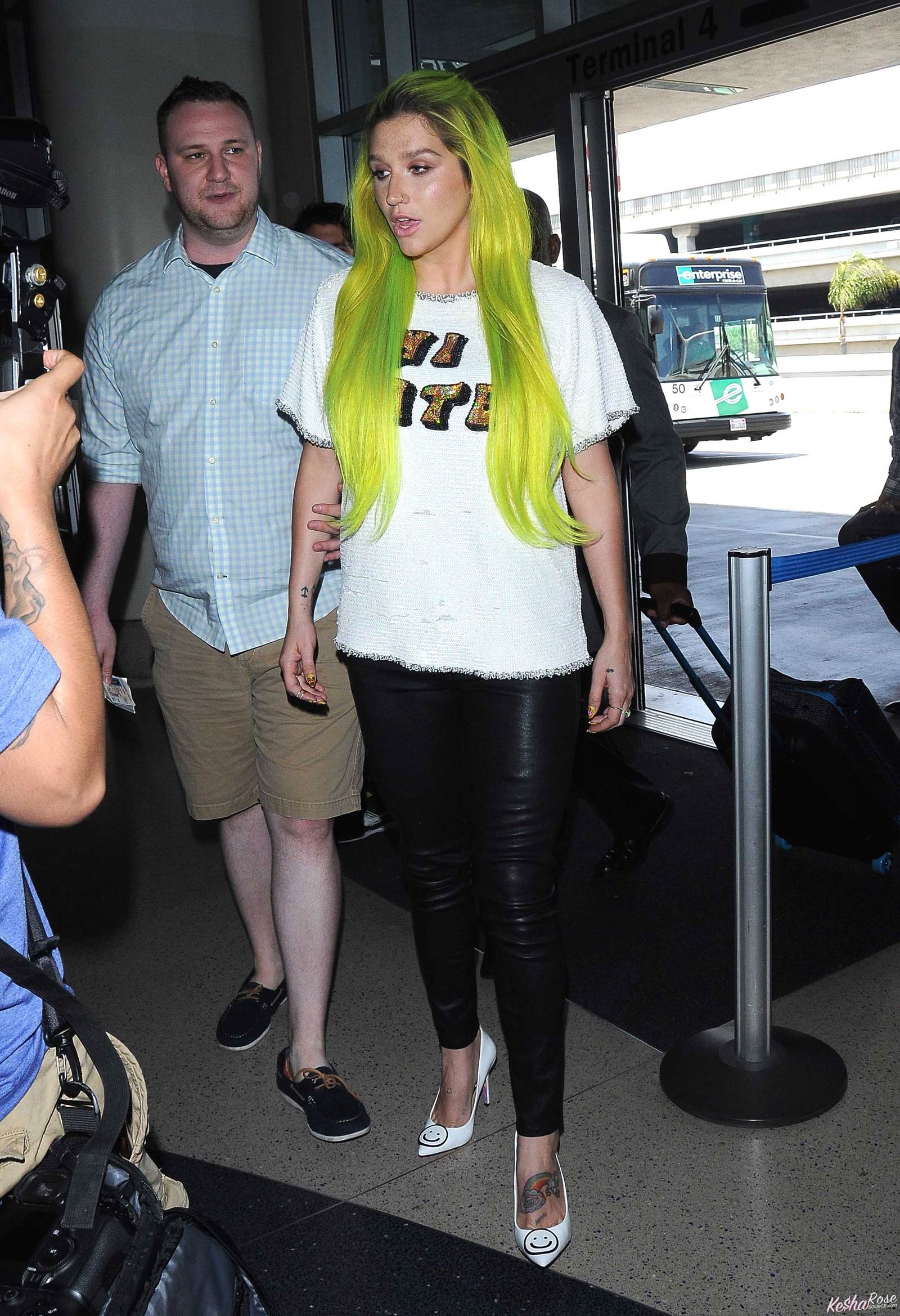 Kesha departing on a flight at LAX airport