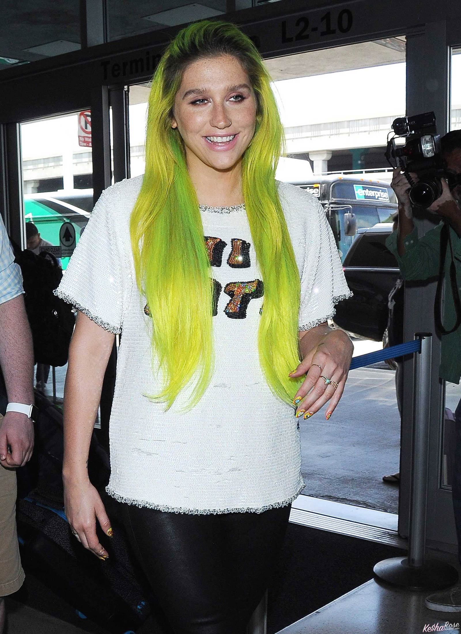 Kesha departing on a flight at LAX airport