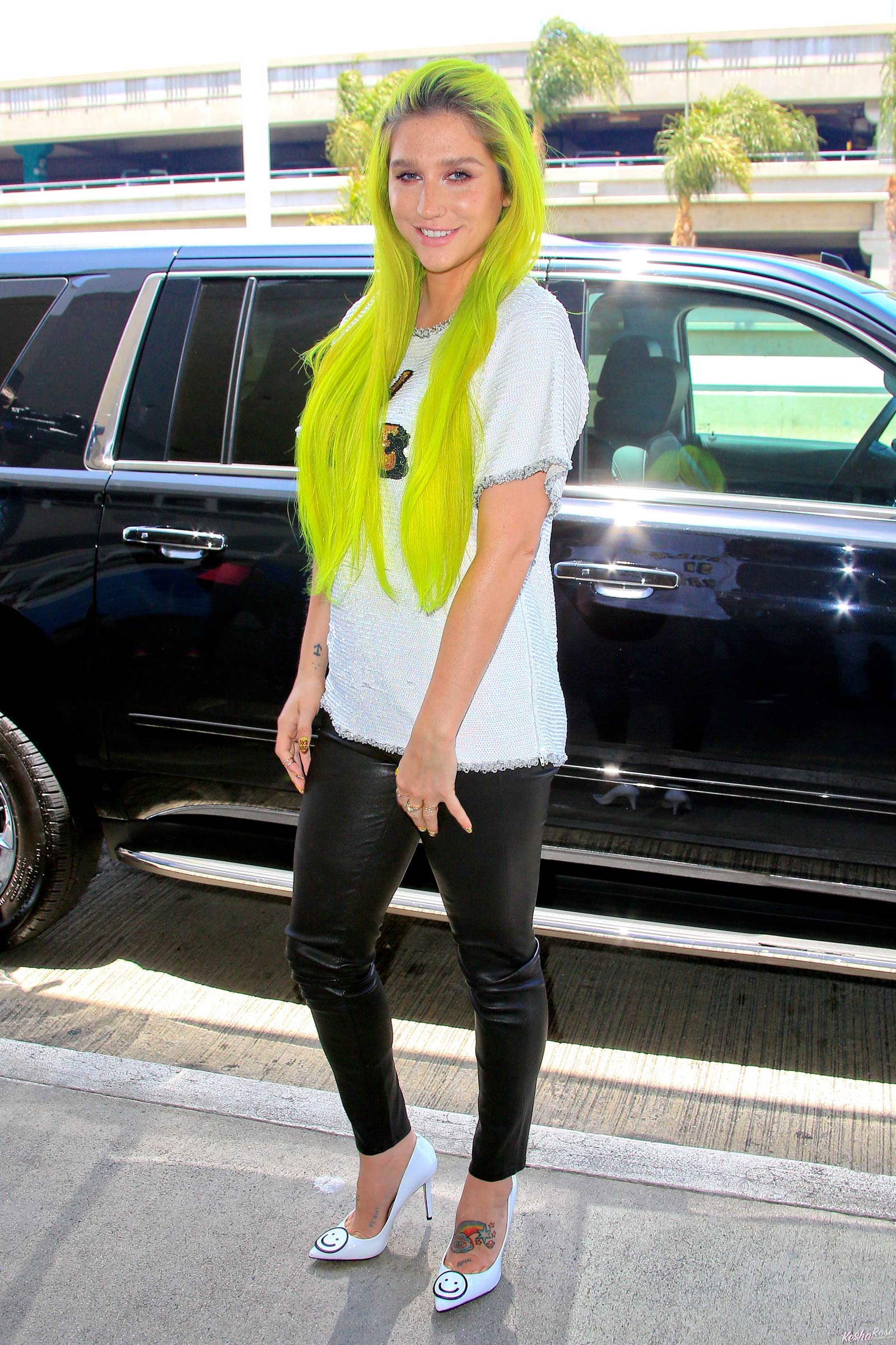 Kesha departing on a flight at LAX airport