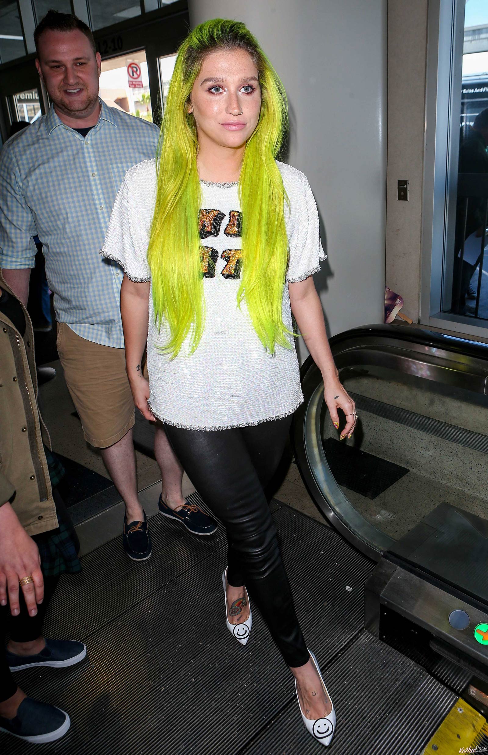 Kesha departing on a flight at LAX airport