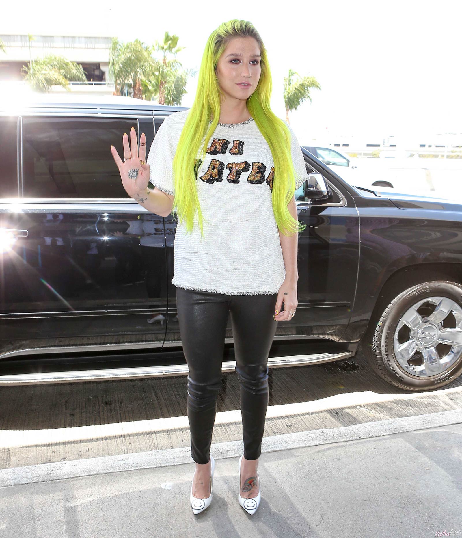 Kesha departing on a flight at LAX airport