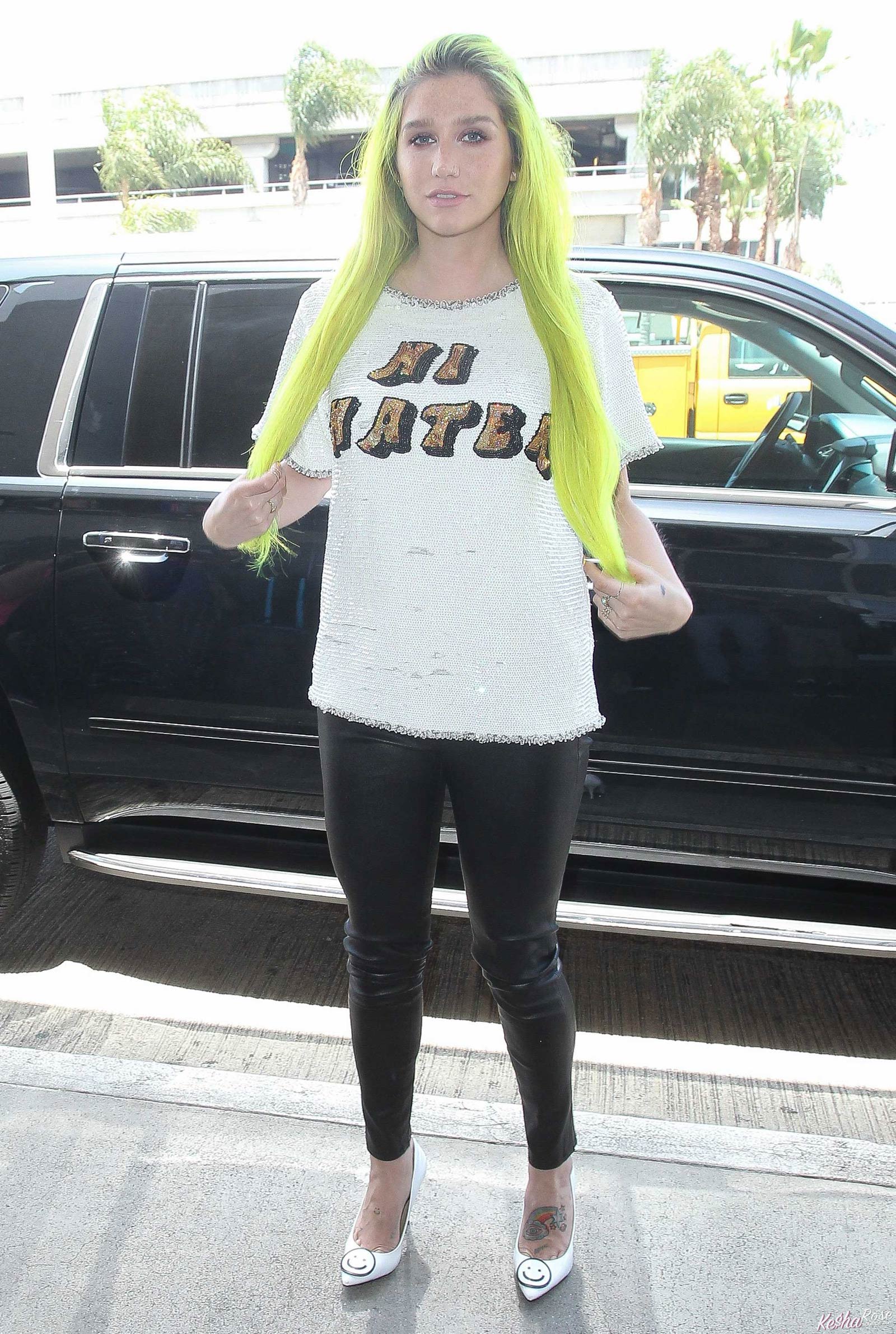 Kesha departing on a flight at LAX airport