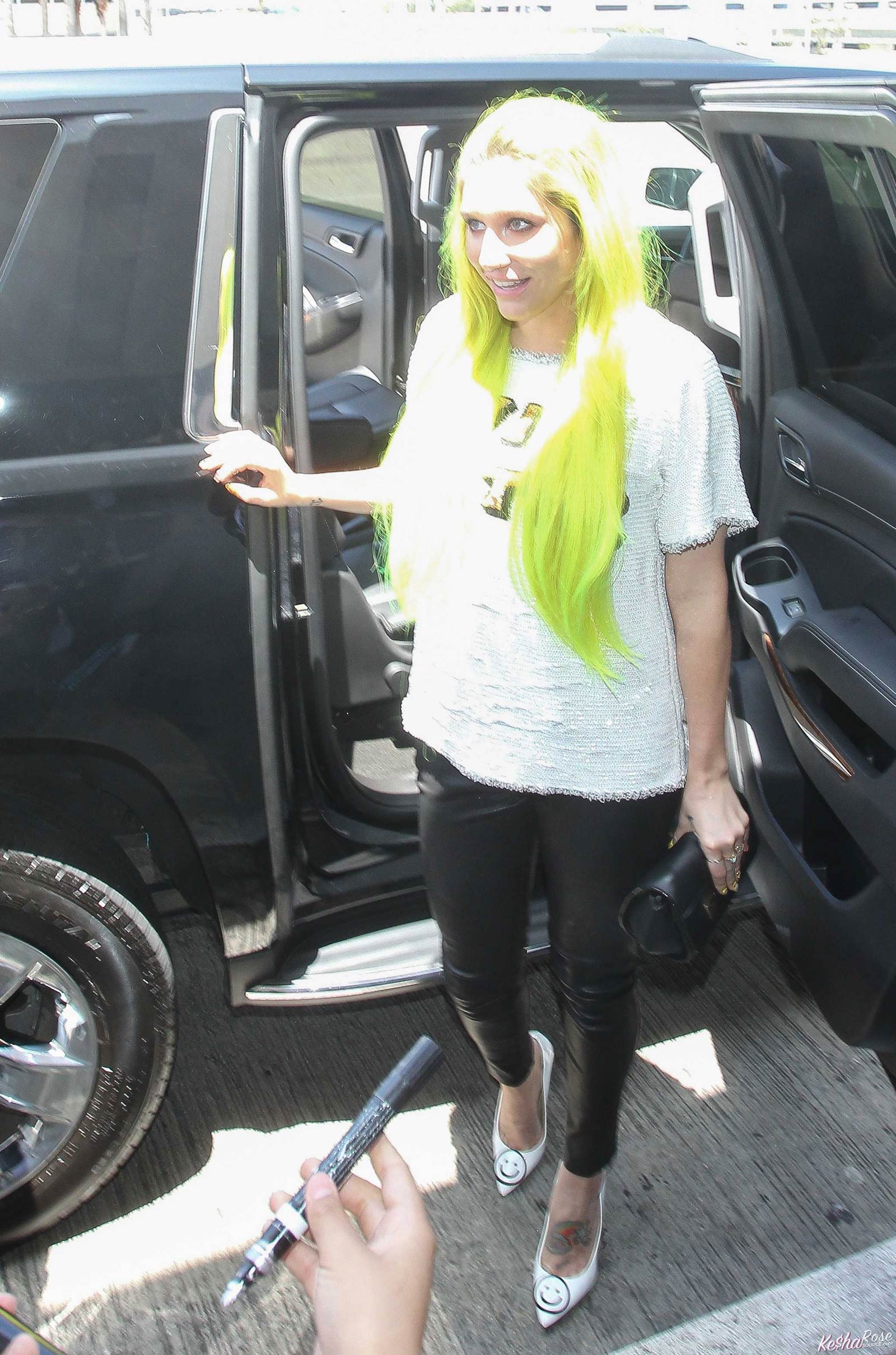 Kesha departing on a flight at LAX airport