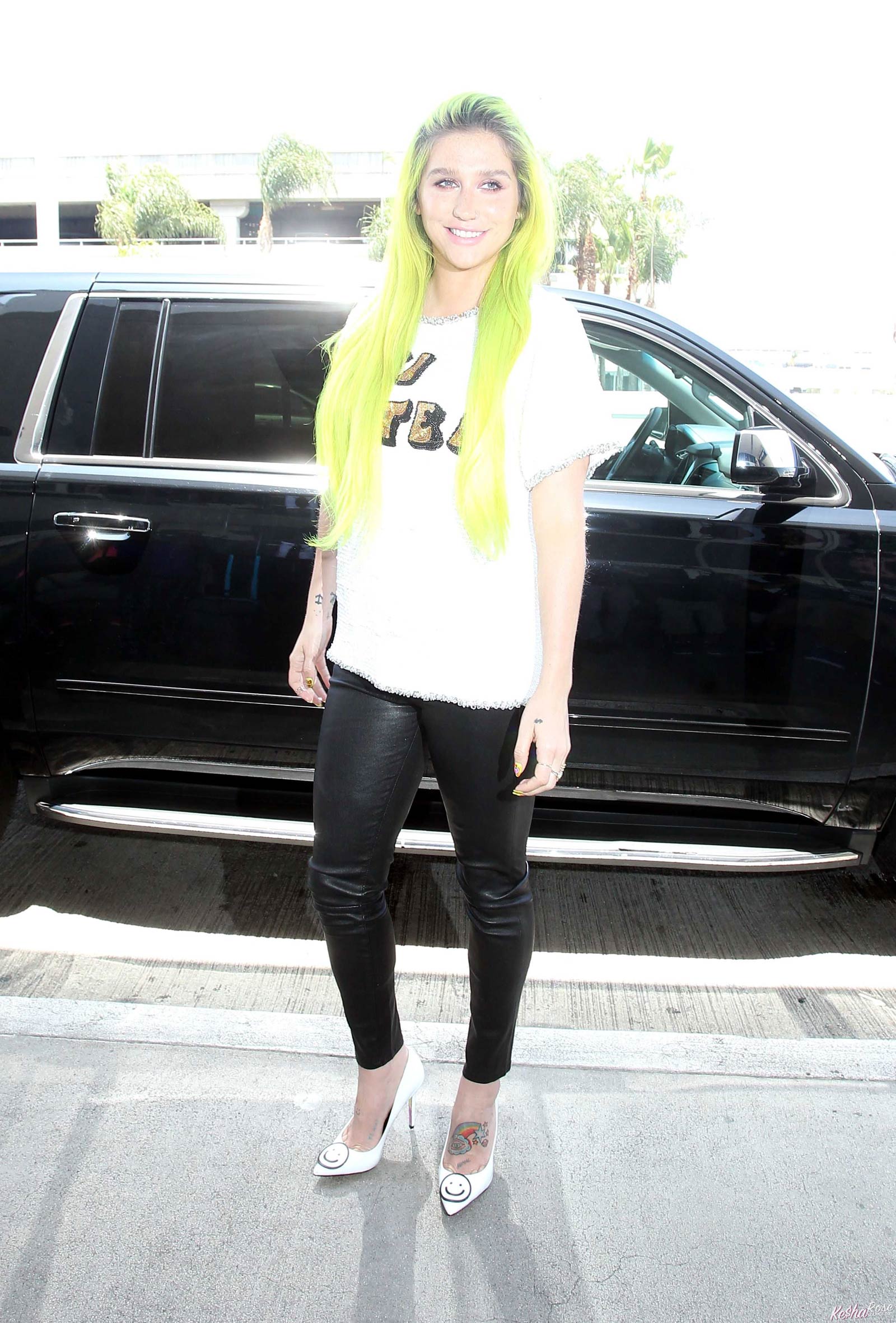 Kesha departing on a flight at LAX airport