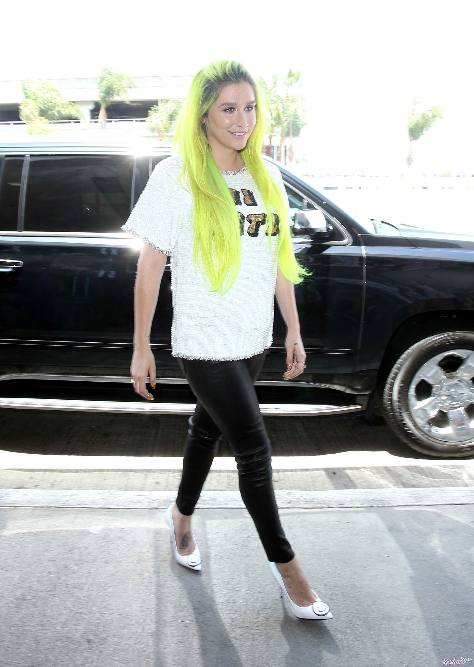 Kesha departing on a flight at LAX airport