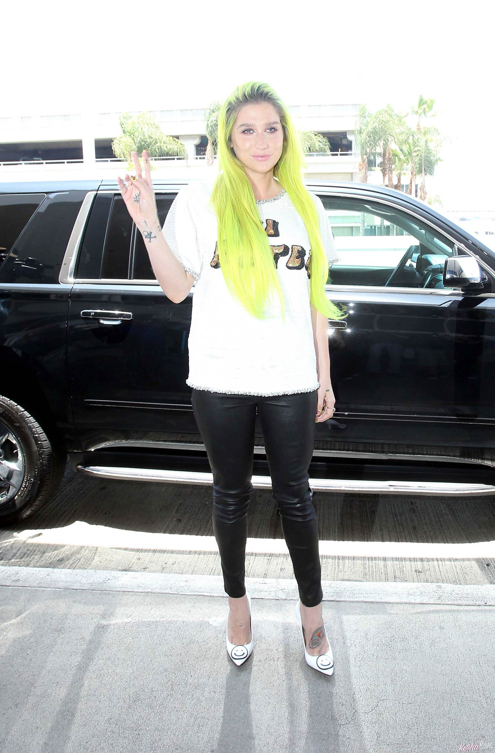 Kesha departing on a flight at LAX airport