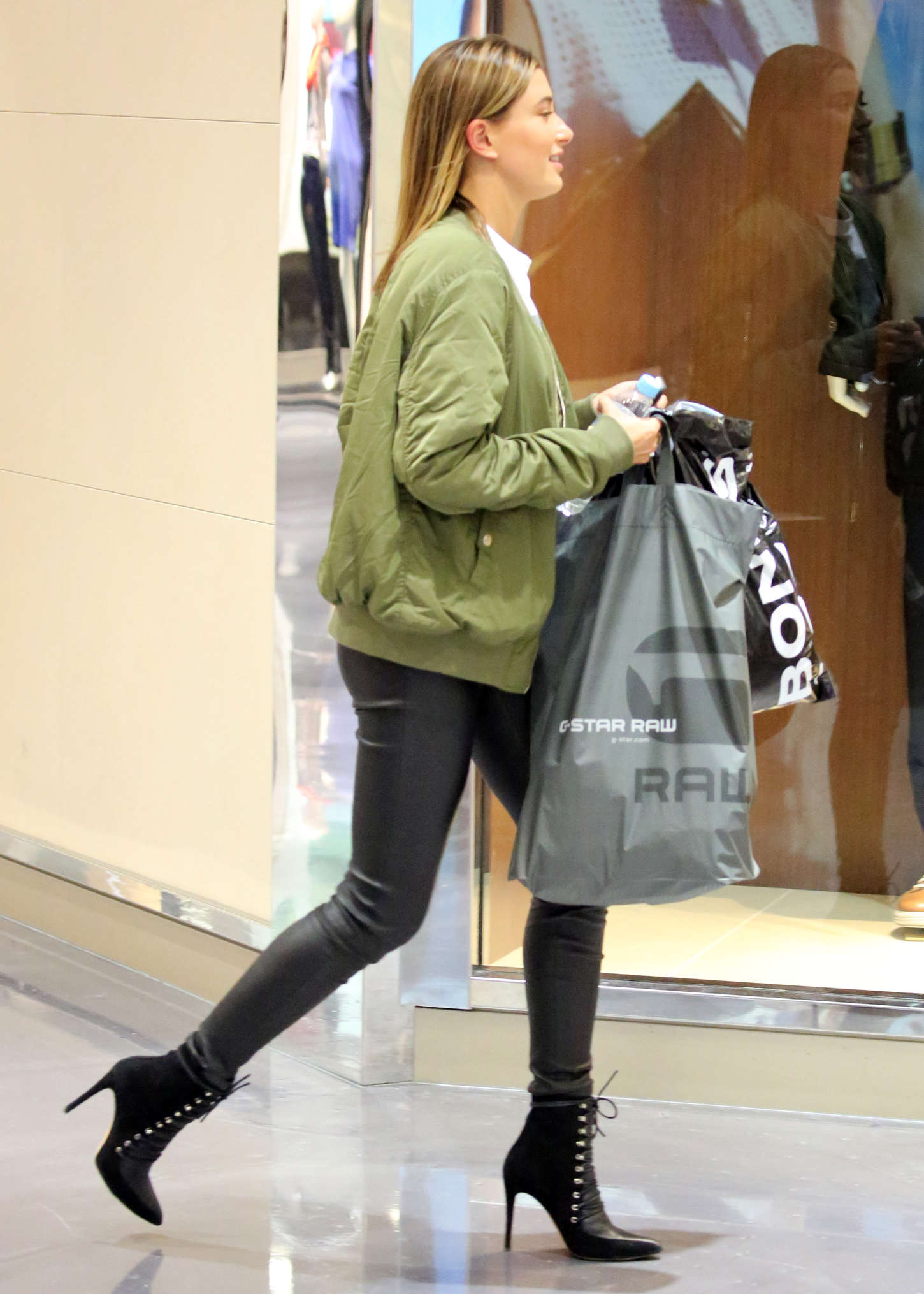 Hailey Baldwin shopping in Sydney