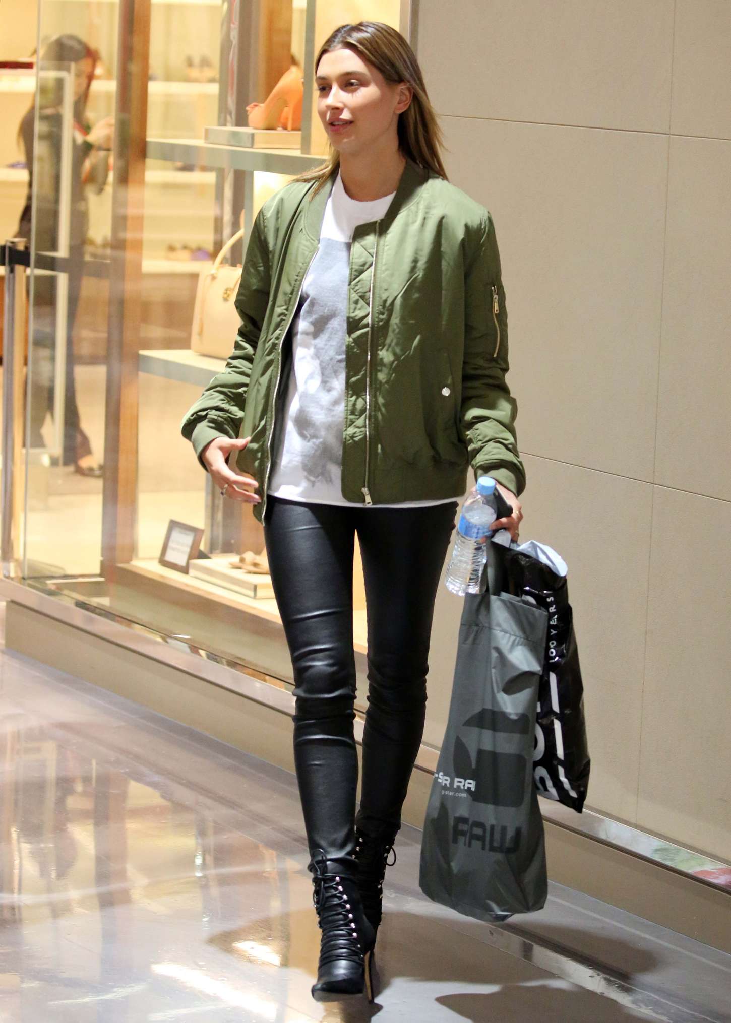 Hailey Baldwin shopping in Sydney