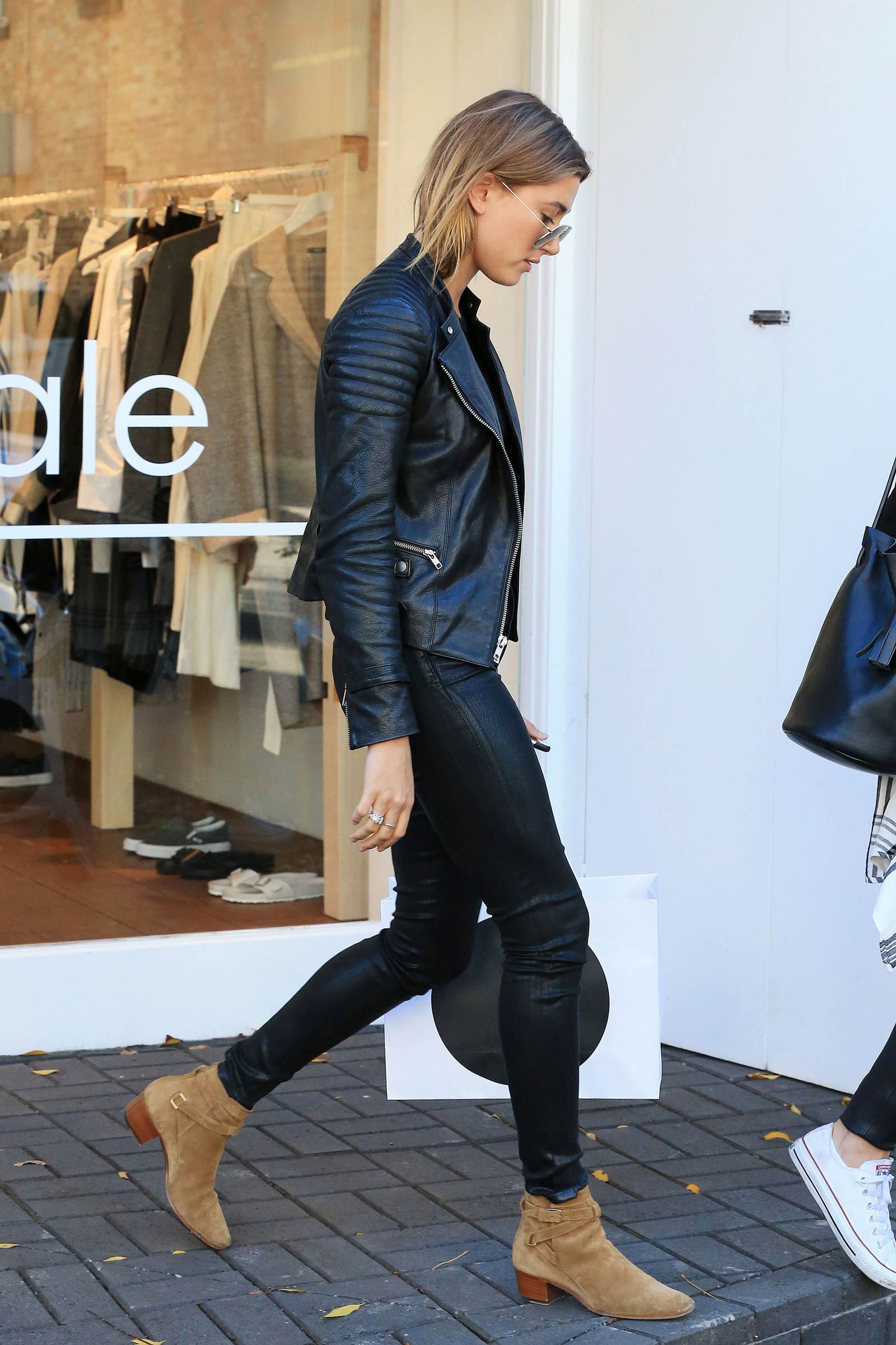 Hailey Baldwin Shopping in Sydney