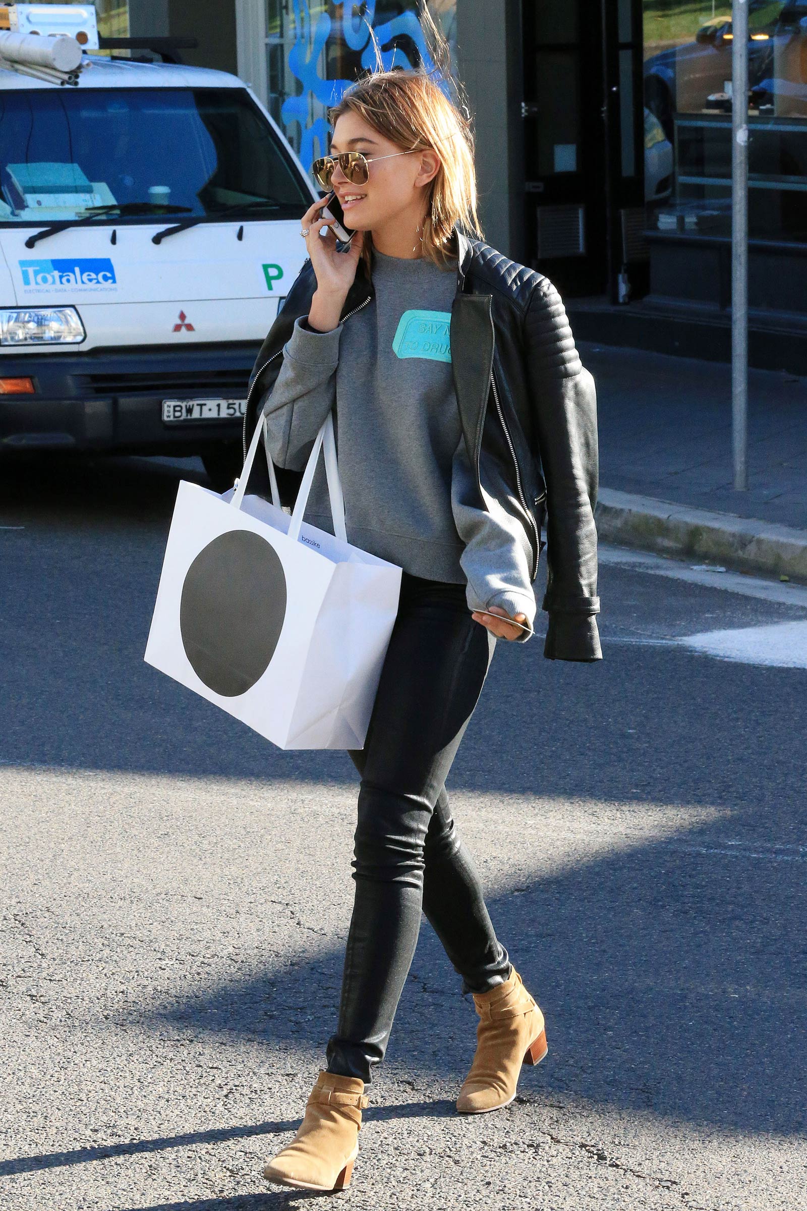 Hailey Baldwin Shopping in Sydney