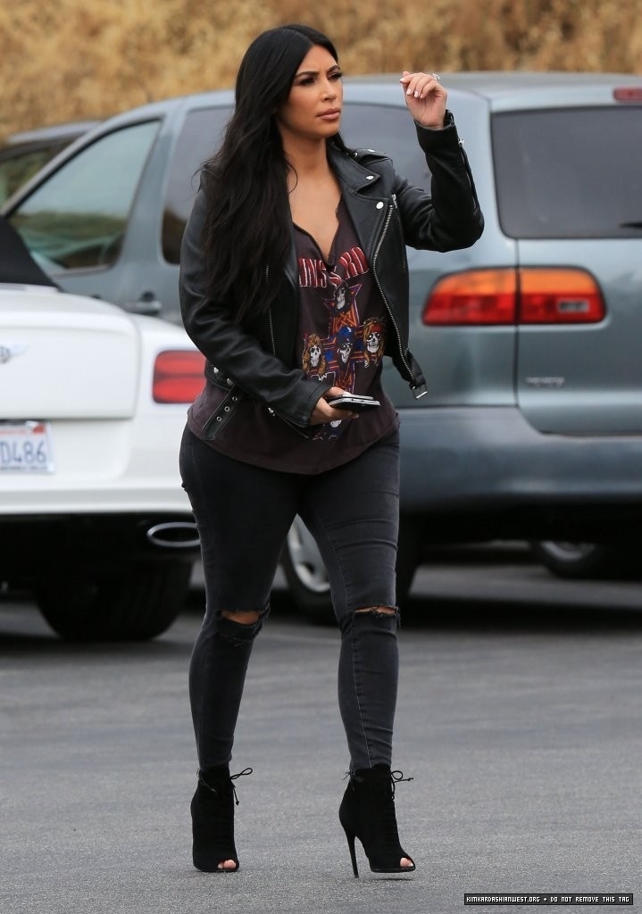 Kim Kardashian out with Khloe, Kourtney in Calabasas