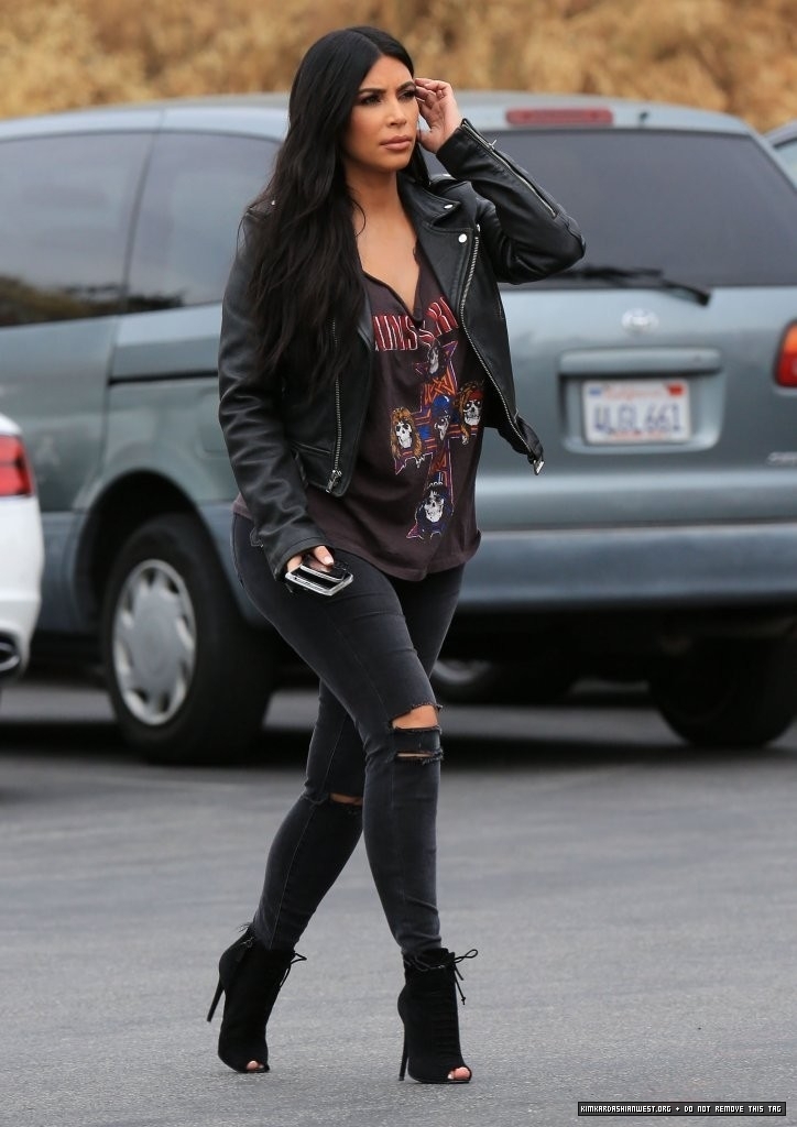 Kim Kardashian out with Khloe, Kourtney in Calabasas