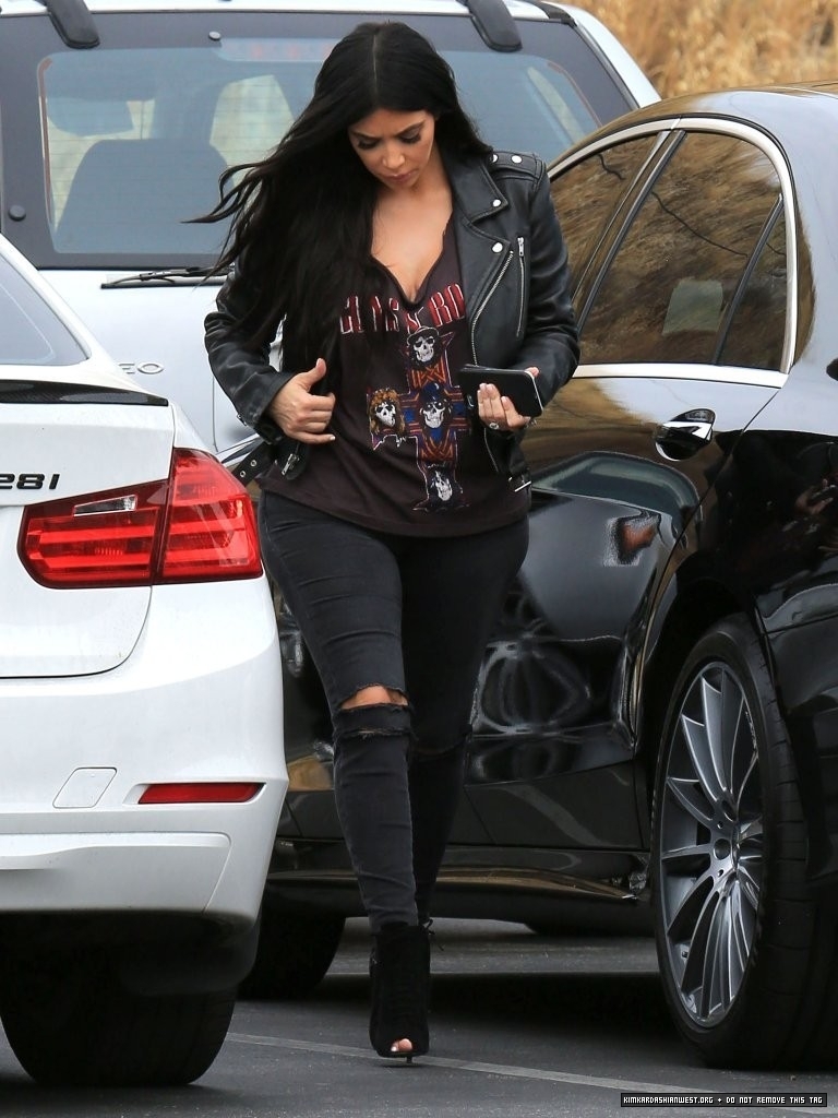 Kim Kardashian out with Khloe, Kourtney in Calabasas